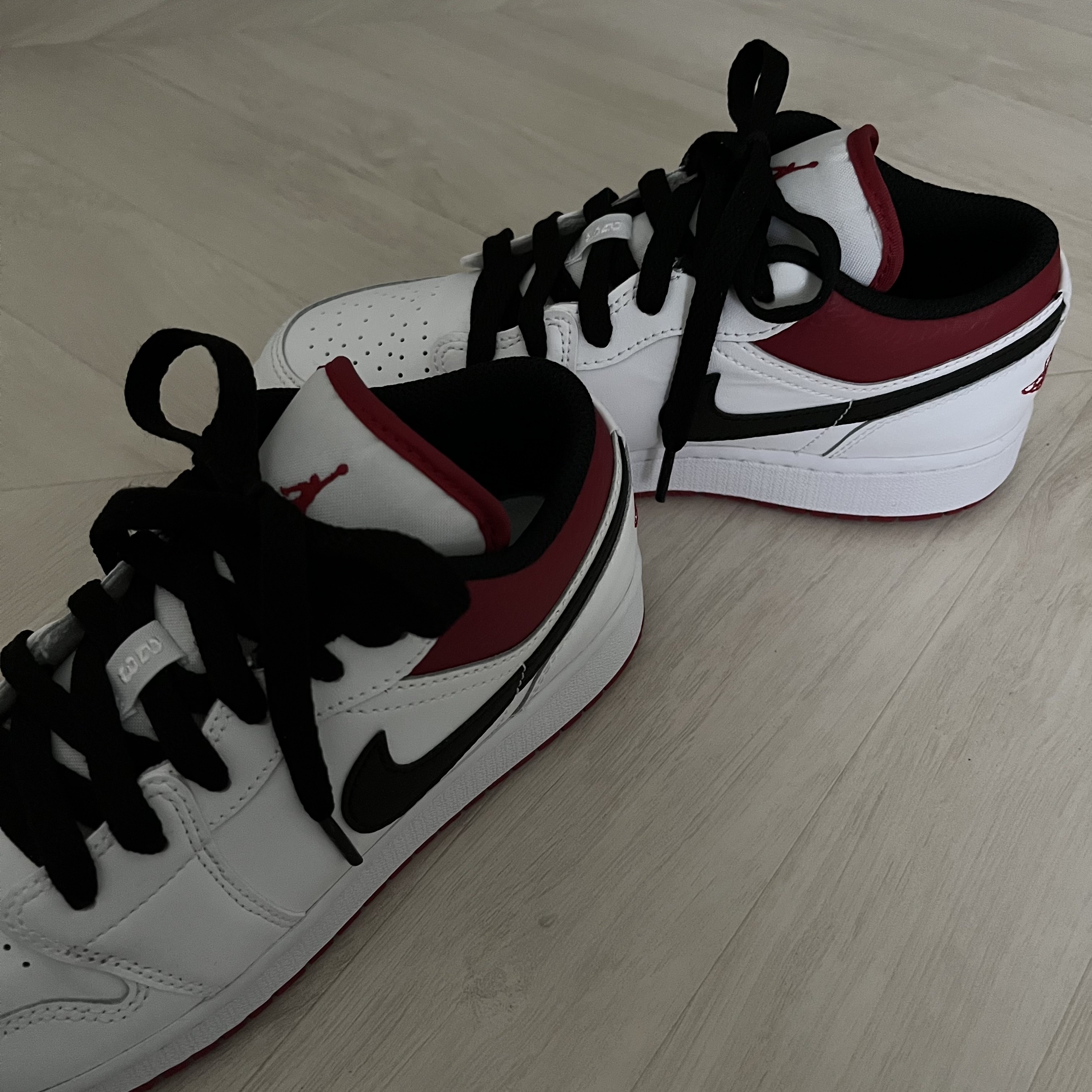(GS) Jordan 1 Low White Red Black 착용 스타일 - 2