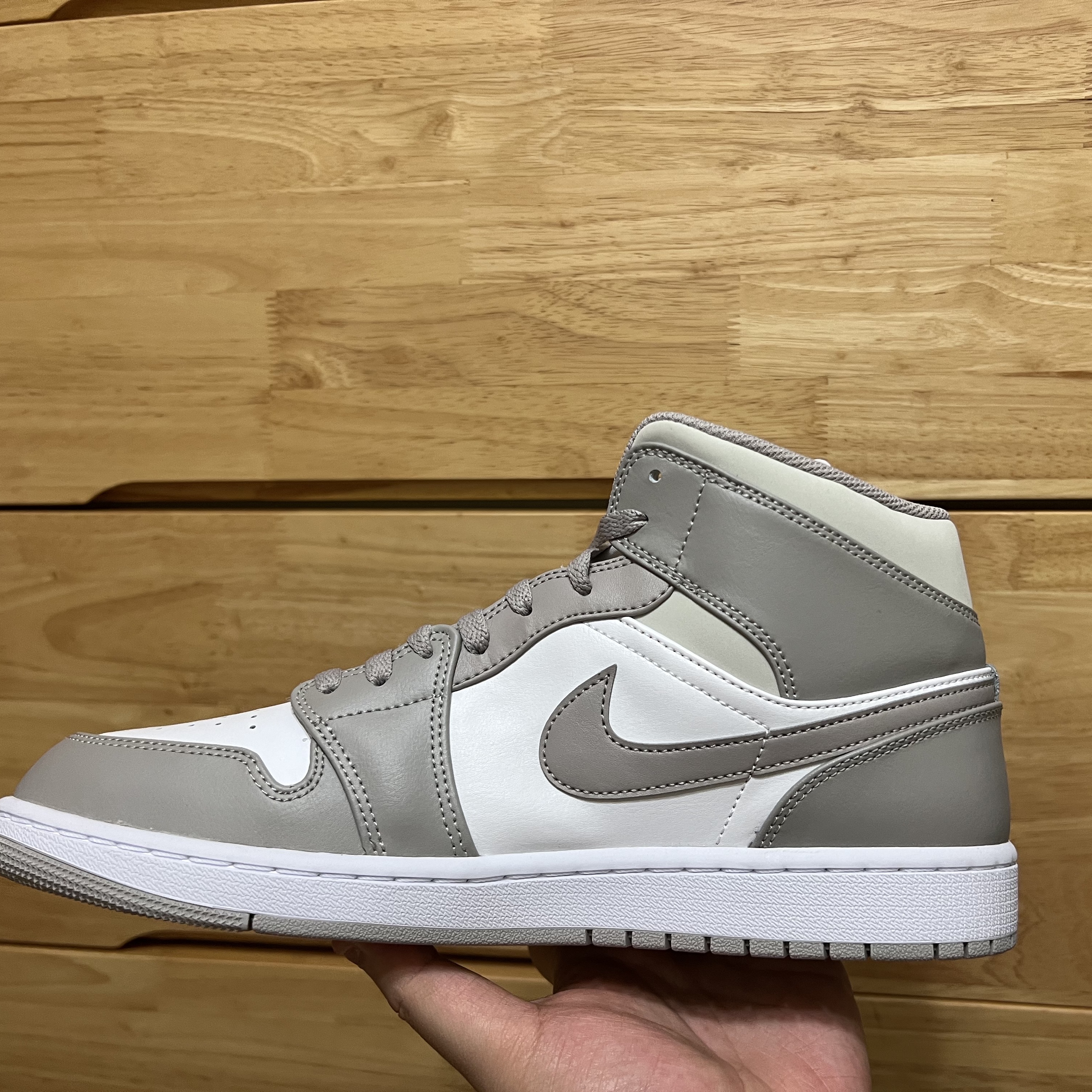 Jordan 1 Mid College Grey 착용 스타일 - 2