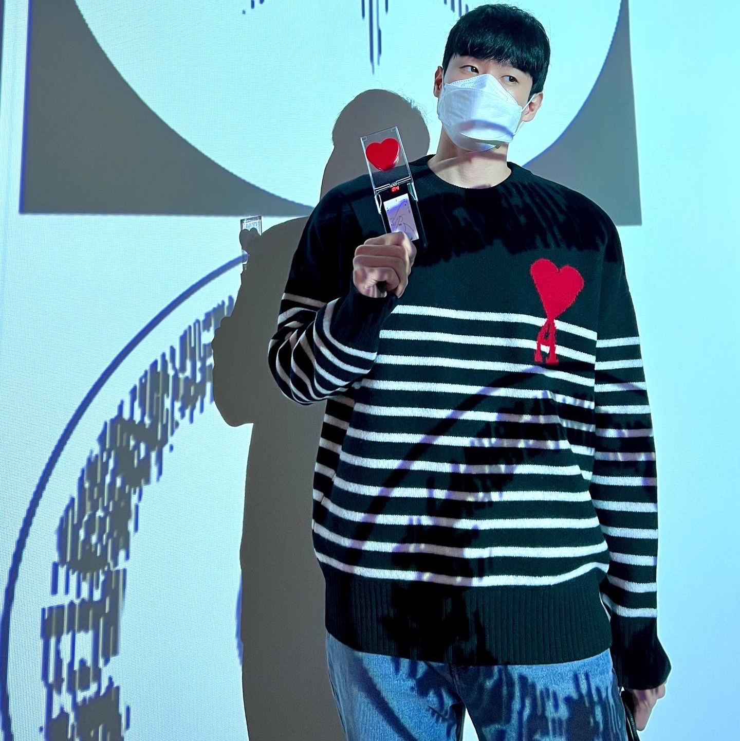 AMI de Coeur Striped Oversize Intarsia Sweater Black White 착용 스타일 - 2