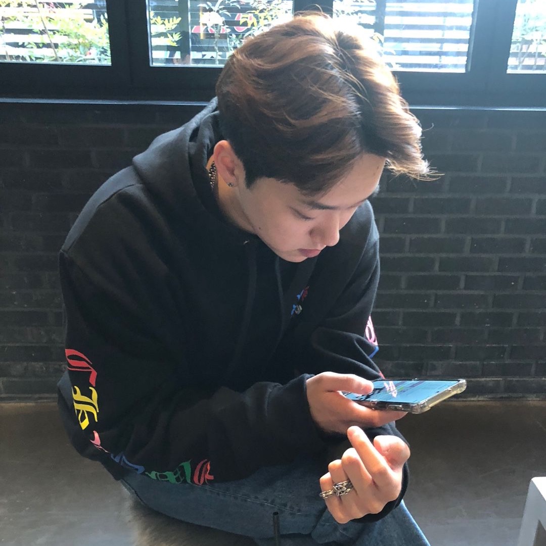 Chrome Hearts Multi Color Cross Hoodie Black 착용 스타일