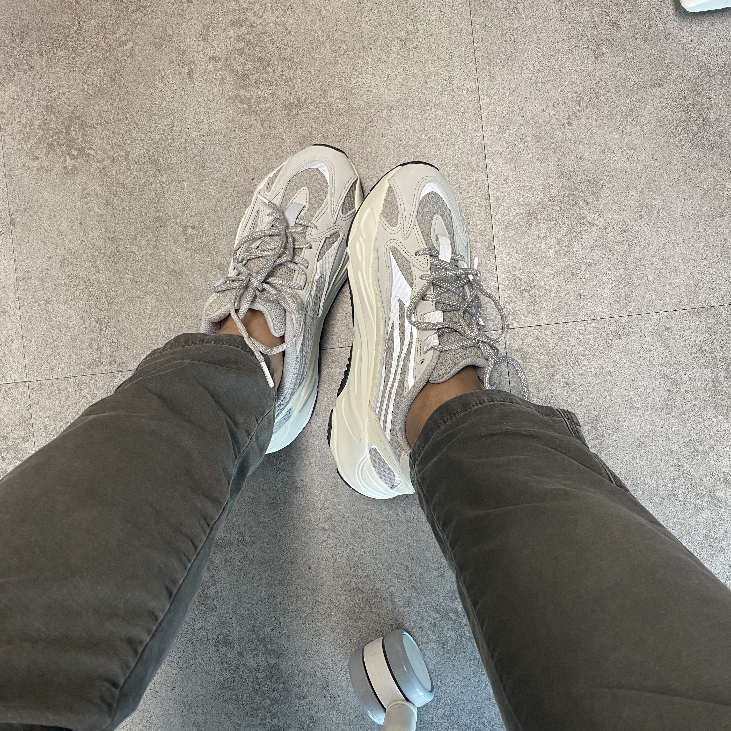 Adidas Yeezy Boost 700 V2 Static 2022 착용 스타일