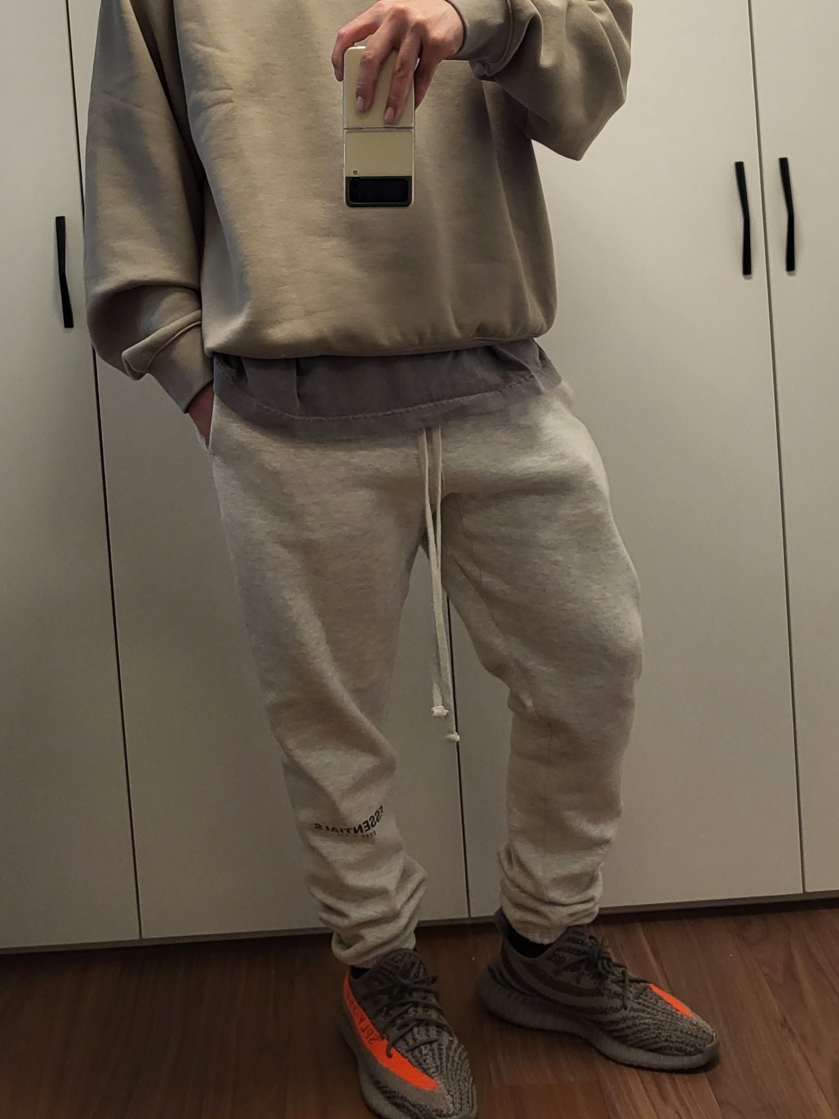 Essentials Pull-Over Crewneck Sweatshirt Moss - 21SS, Essentials Sweatpants Oatmeal/Oatmeal Heather/Light Heather Oatmeal 2020 착용 스타일