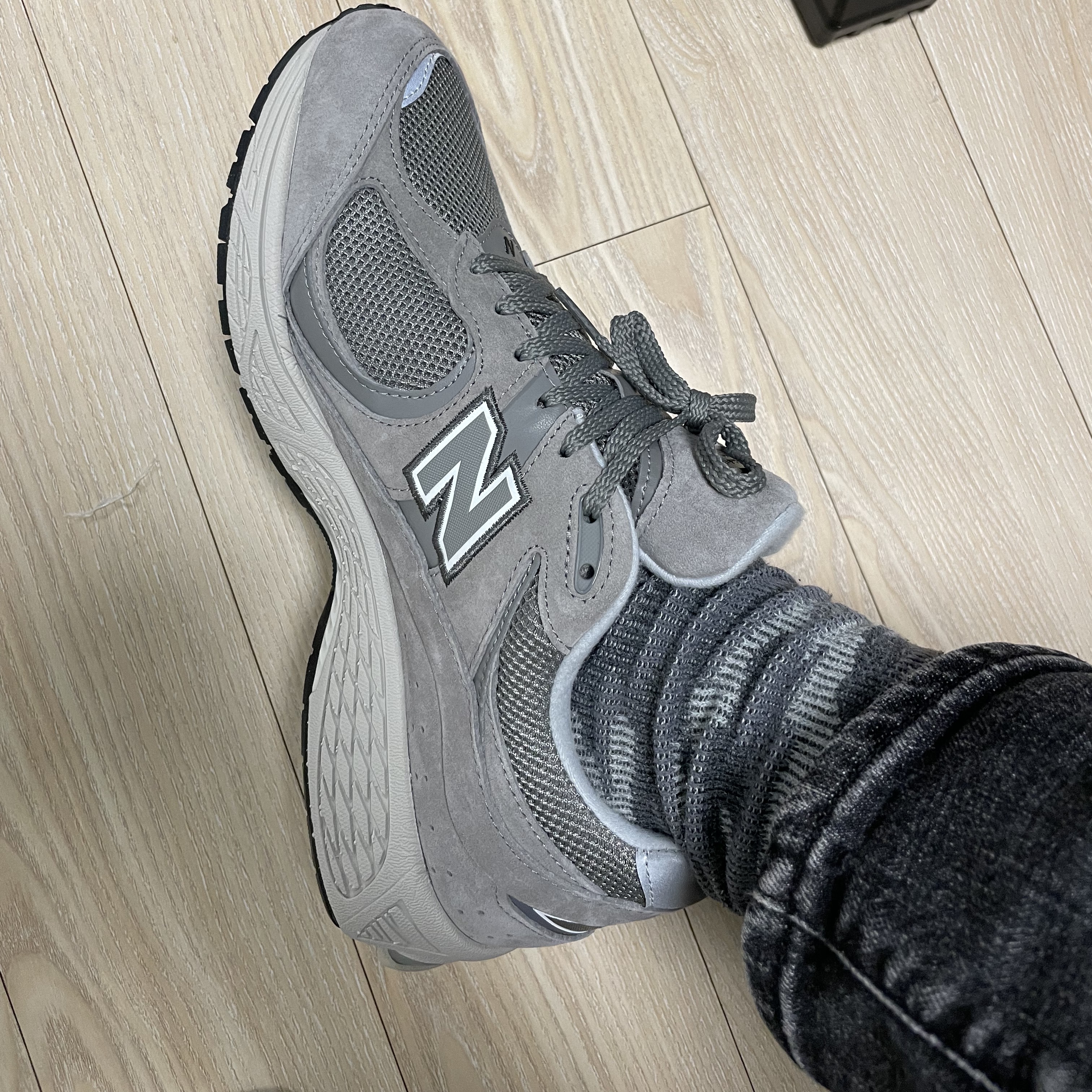 New Balance 2002R Grey 착용 스타일