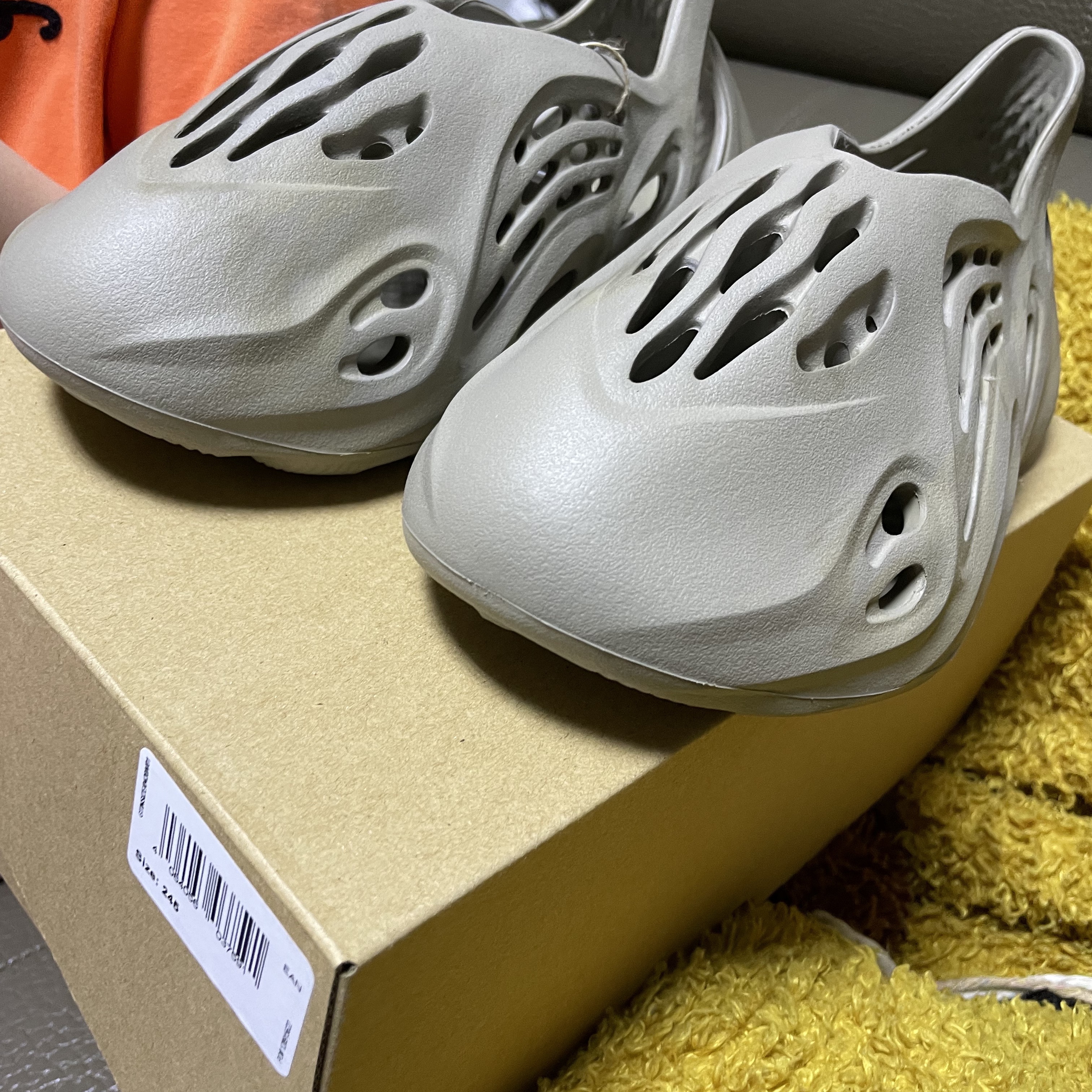 Adidas Yeezy Foam RNNR Stone Sage 착용 스타일 - 3