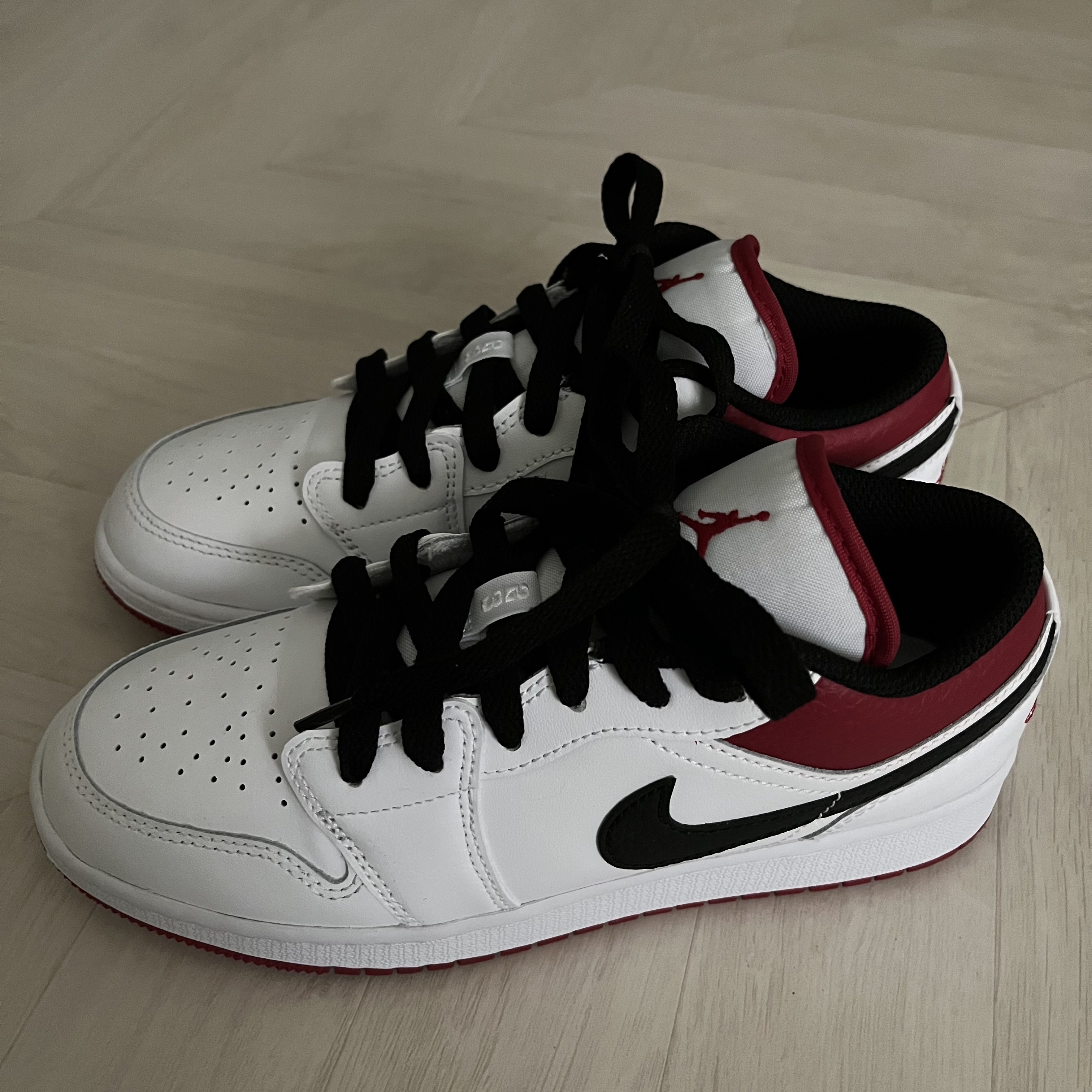 (GS) Jordan 1 Low White Red Black 착용 스타일 - 3