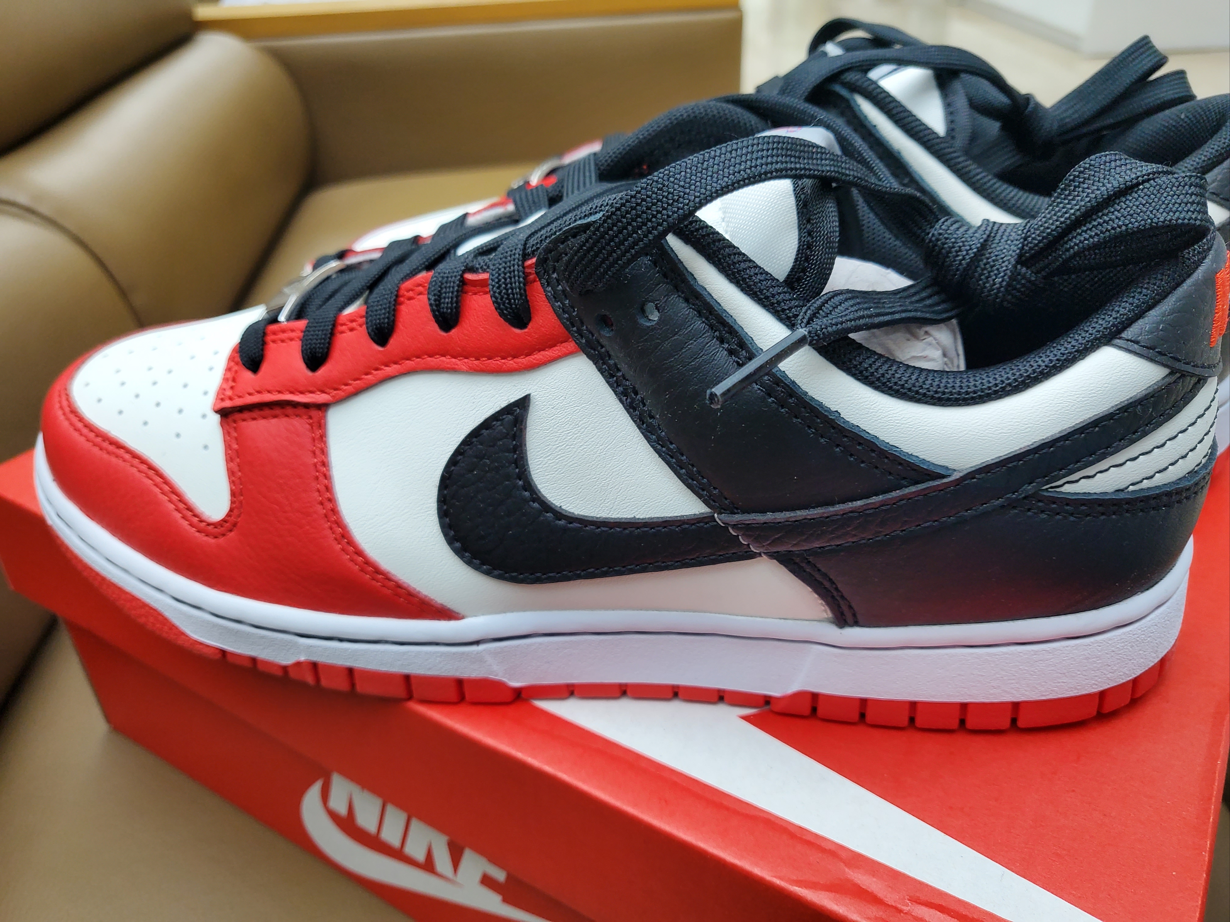 Nike x NBA Dunk Low Retro EMB Black and Chile Red 착용 스타일 - 1
