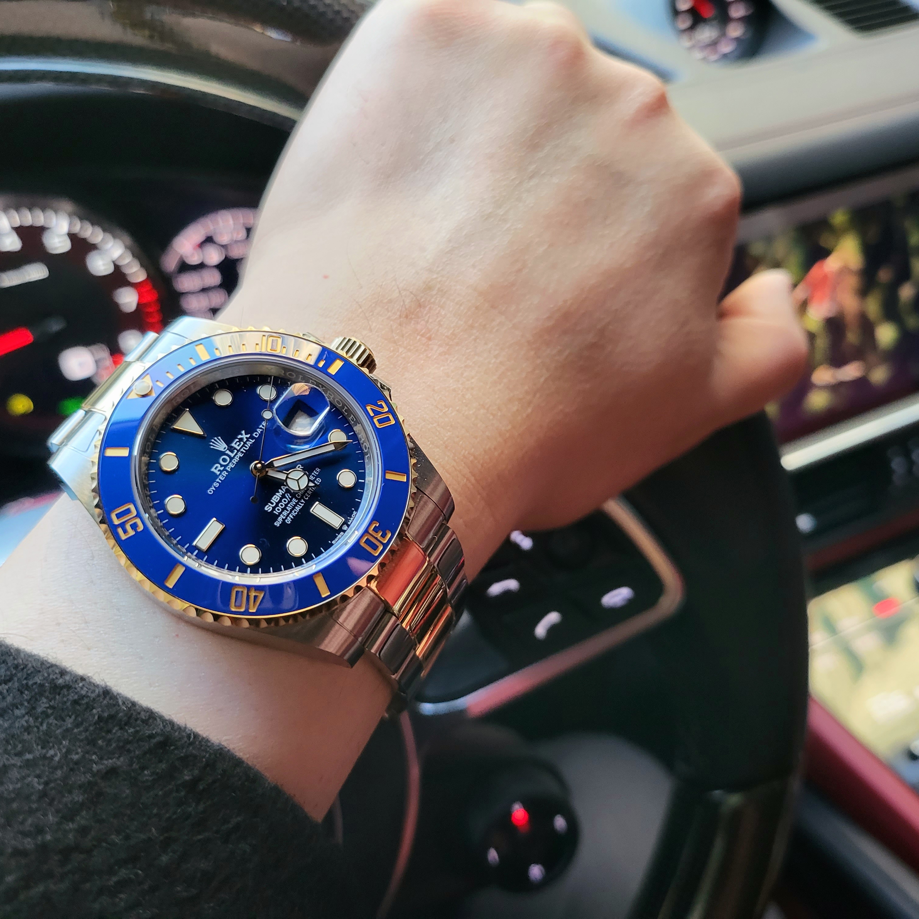 Rolex Submariner Date 41mm 126613LB Royal Blue Oyster 착용 스타일