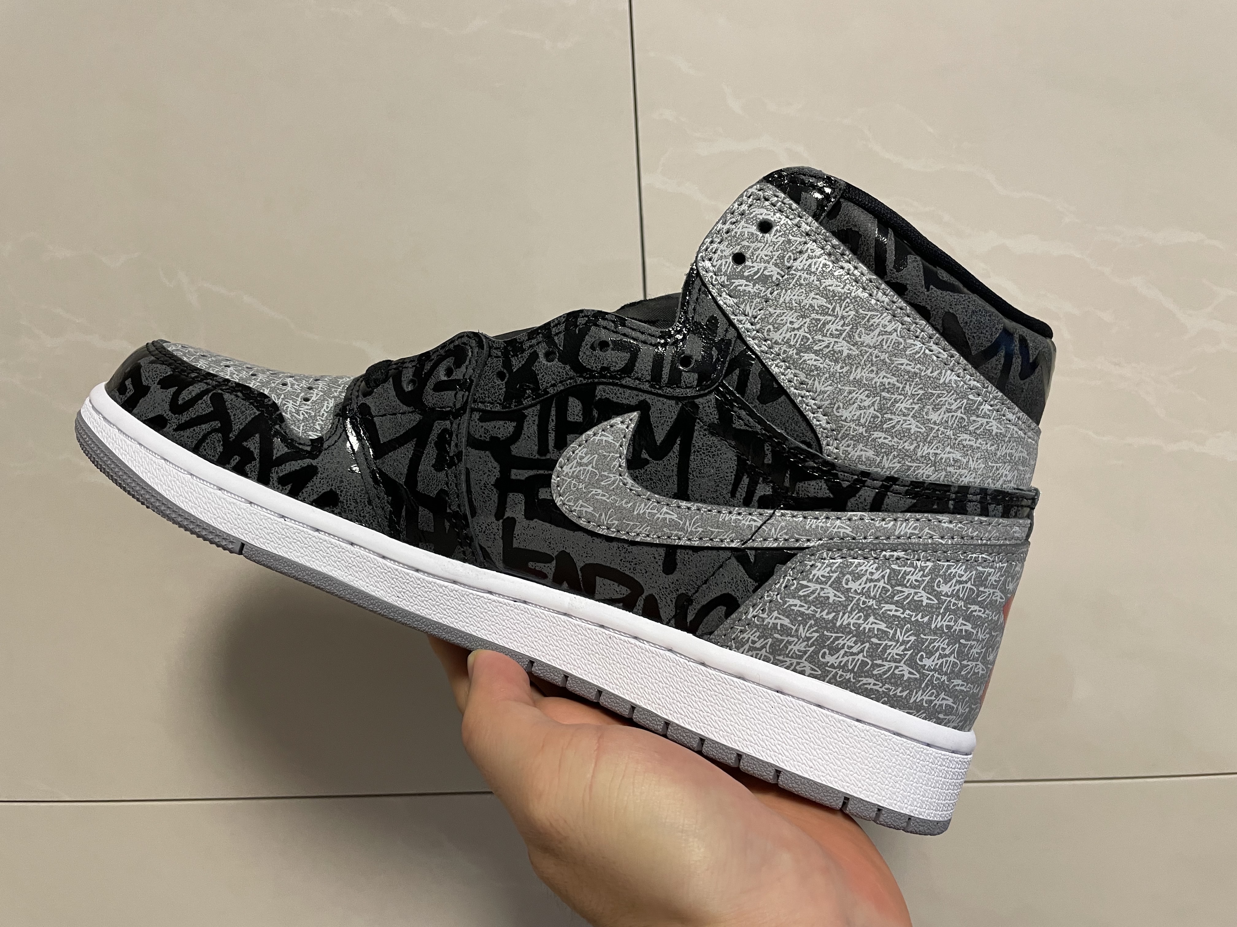 Jordan 1 Retro High OG Rebellionaire 착용 스타일 - 1