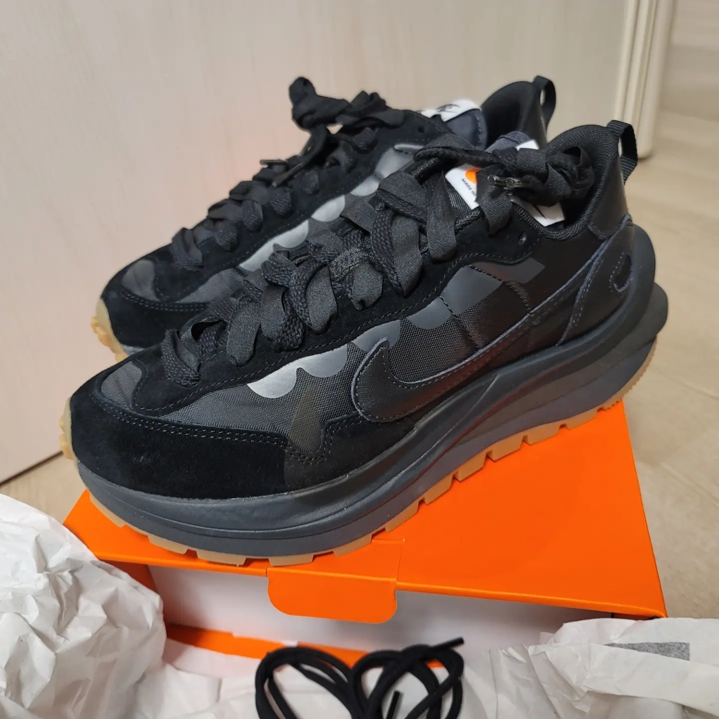 Nike x Sacai VaporWaffle Black and Gum 착용 스타일 - 1