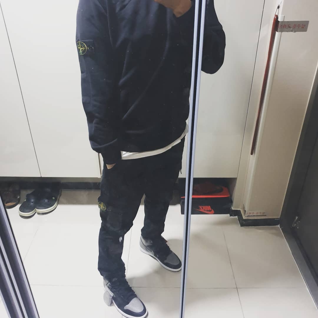Jordan 1 Retro High OG Shadow 2018, Stone Island 63051 Crewneck Sweatshirt Black - 22SS 착용 스타일