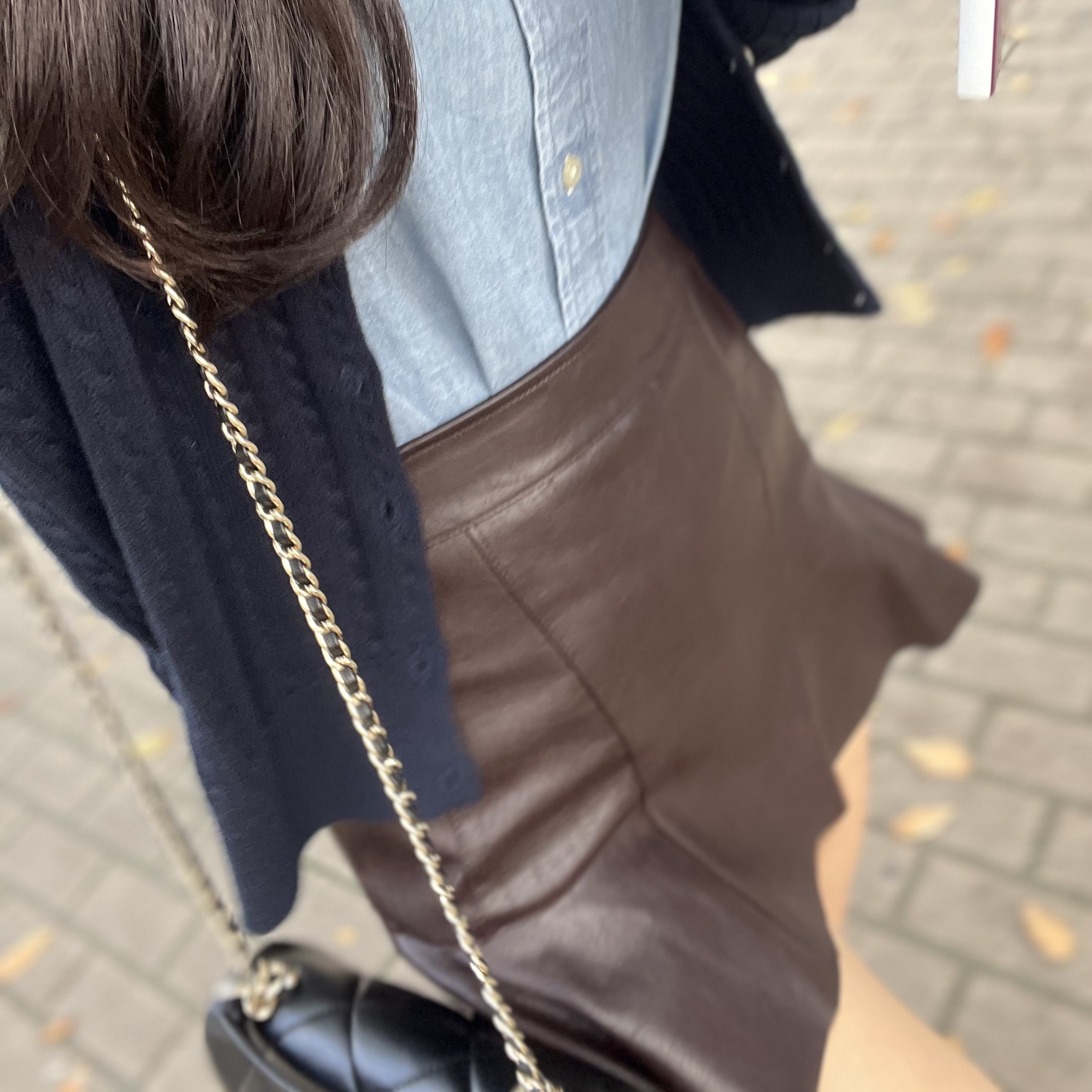 Chanel Mini Flap Bag with Top Handle Lambskin & Gold Black 착용 스타일