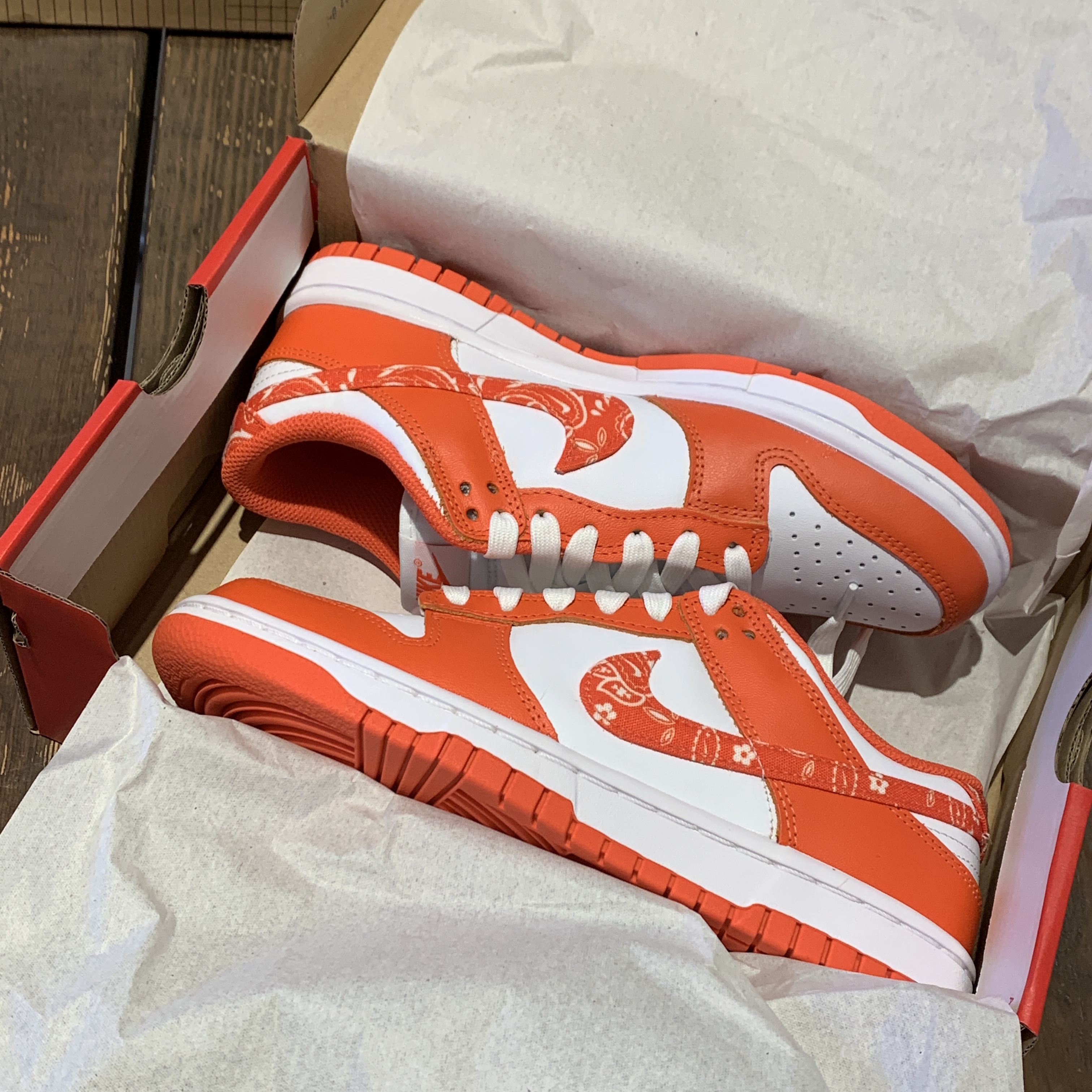 (W) Nike Dunk Low Essential Orange Paisley 착용 스타일