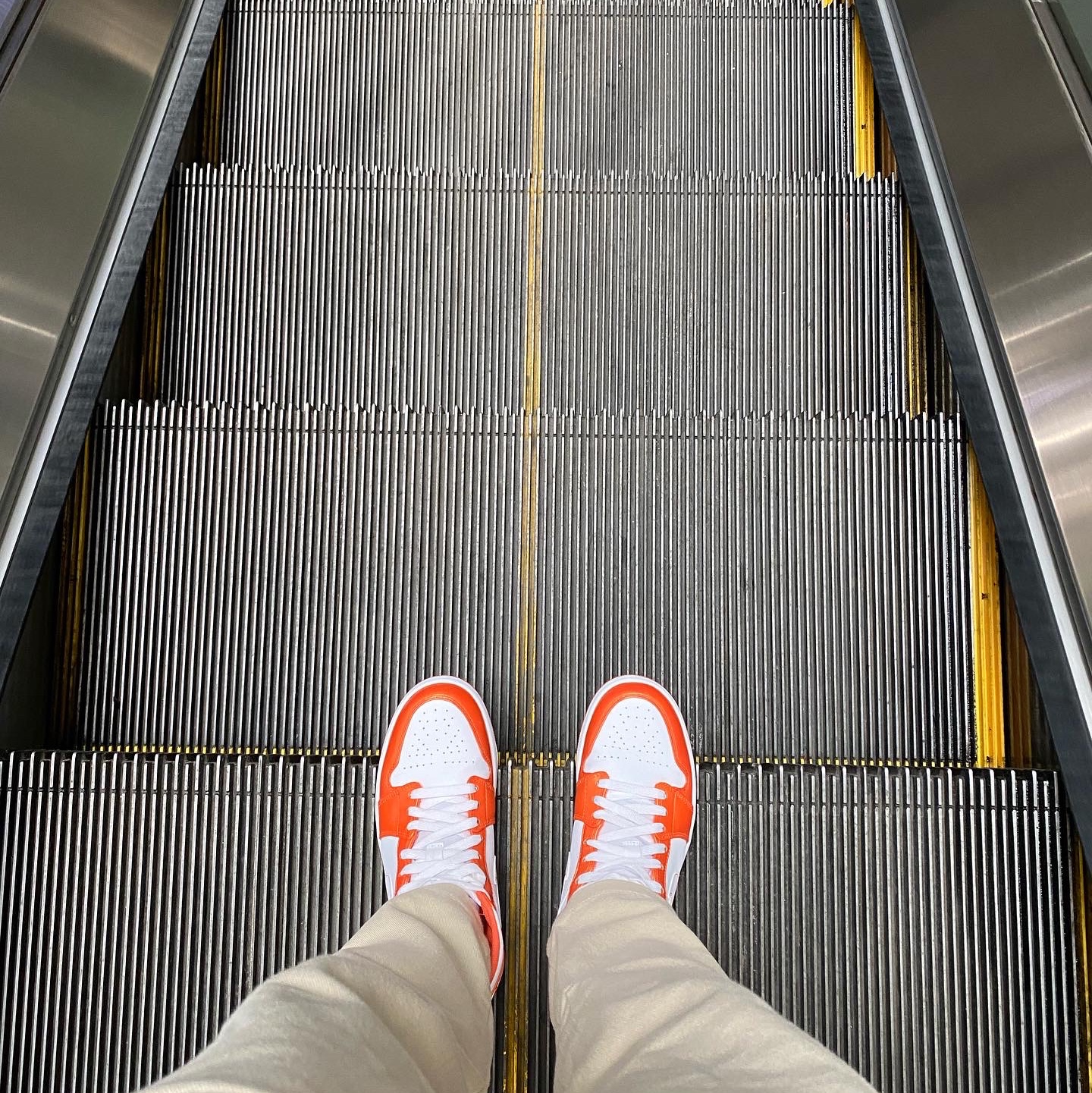 Jordan 1 Mid SE Electro Orange 착용 스타일 - 3