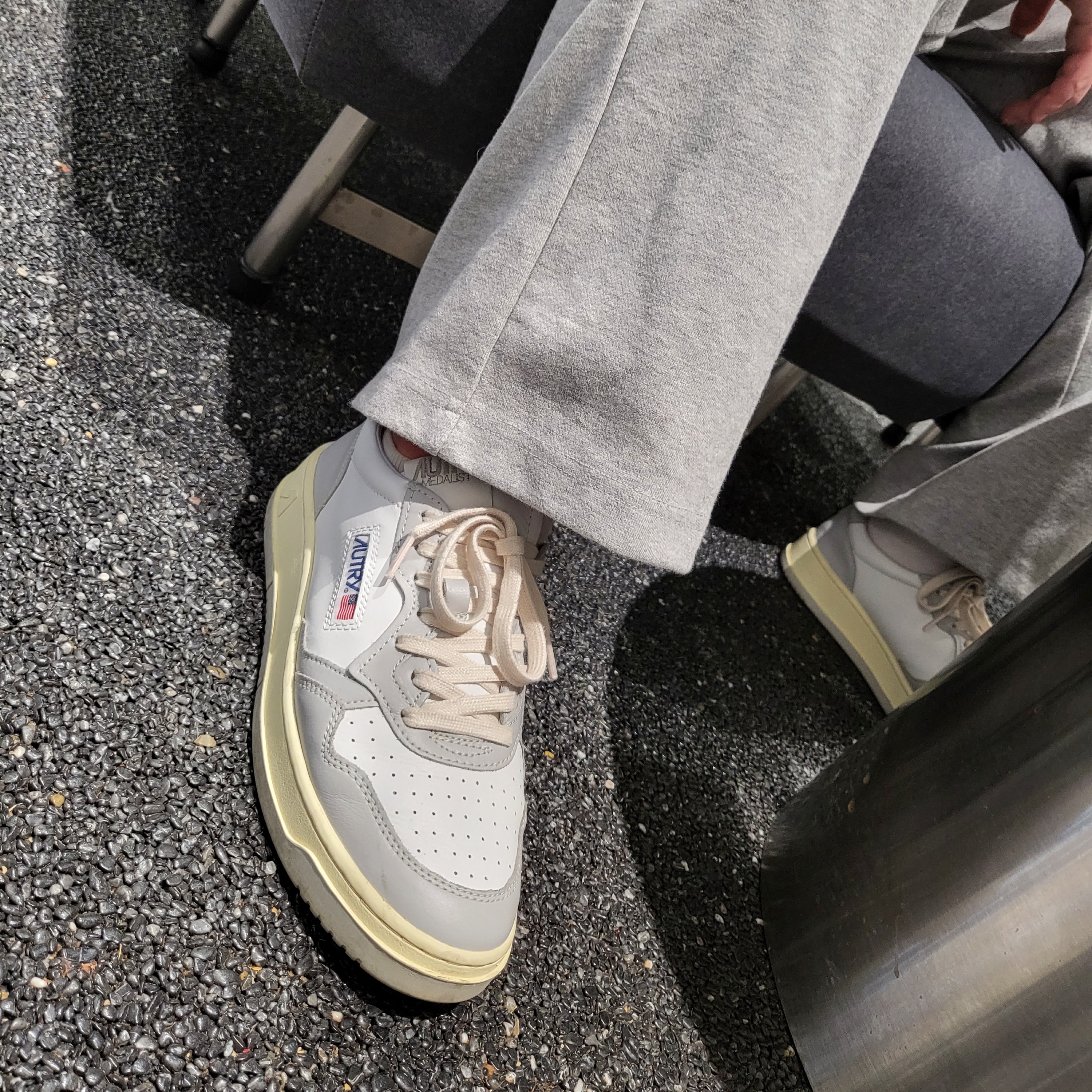 Autry Medalist Low Leather Sneakers Grey White 착용 스타일