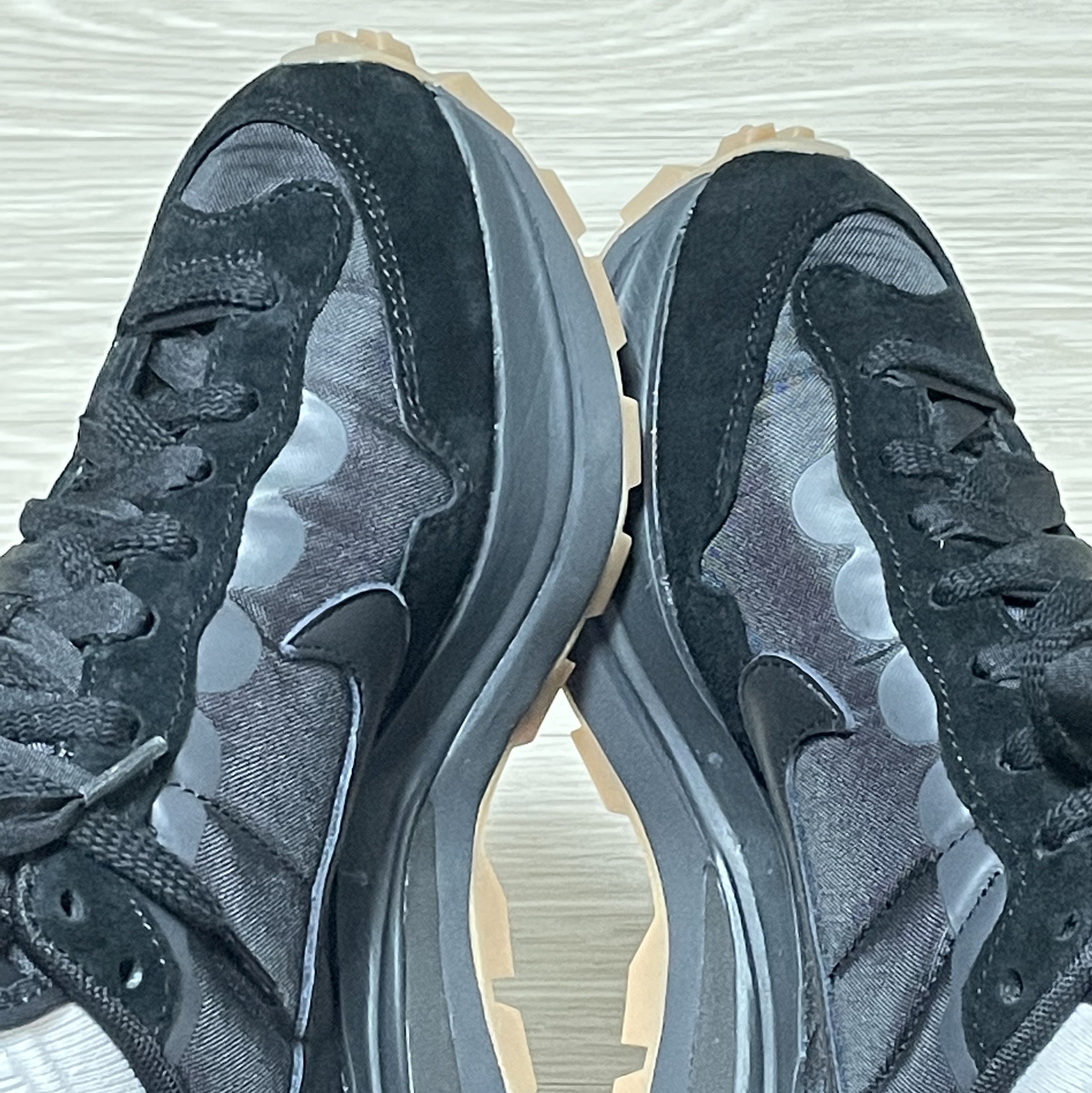 Nike x Sacai VaporWaffle Black and Gum 착용 스타일 - 2