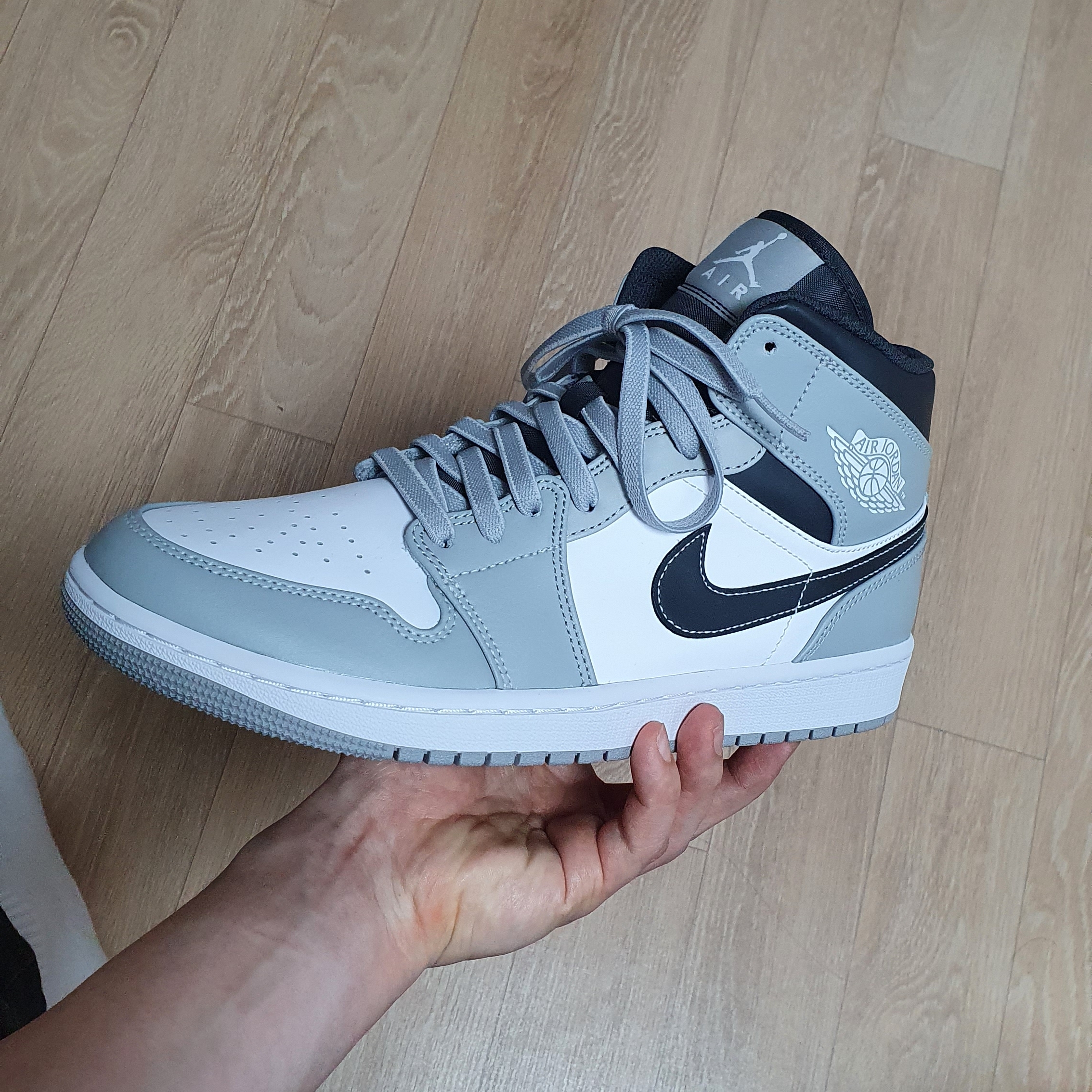 Jordan 1 Mid Light Smoke Grey Anthracite 착용 스타일 - 1