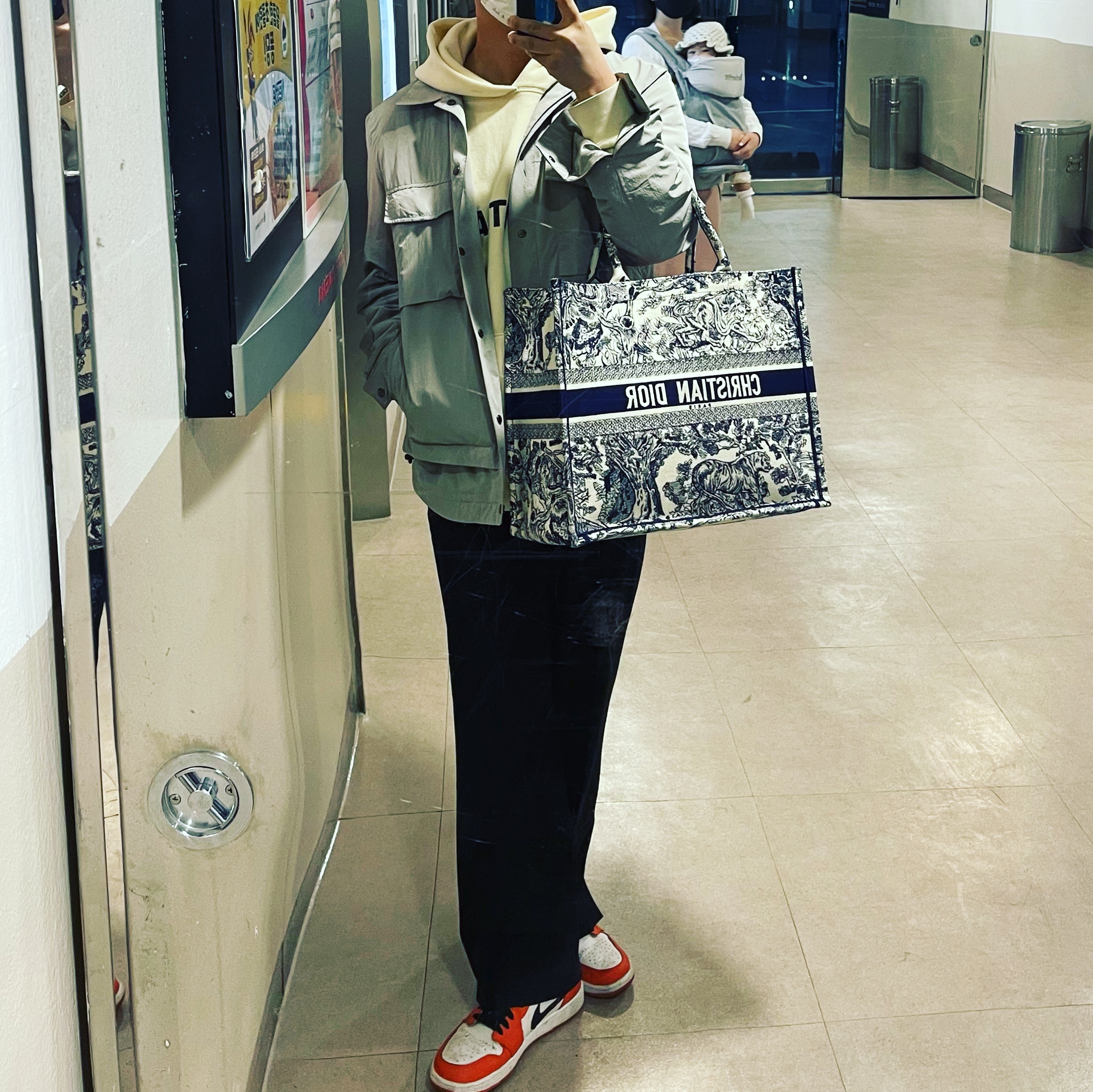 Jordan 1 Low OG Starfish, Dior Medium Book Tote Blue Toile de Jouy Embroidery 착용 스타일