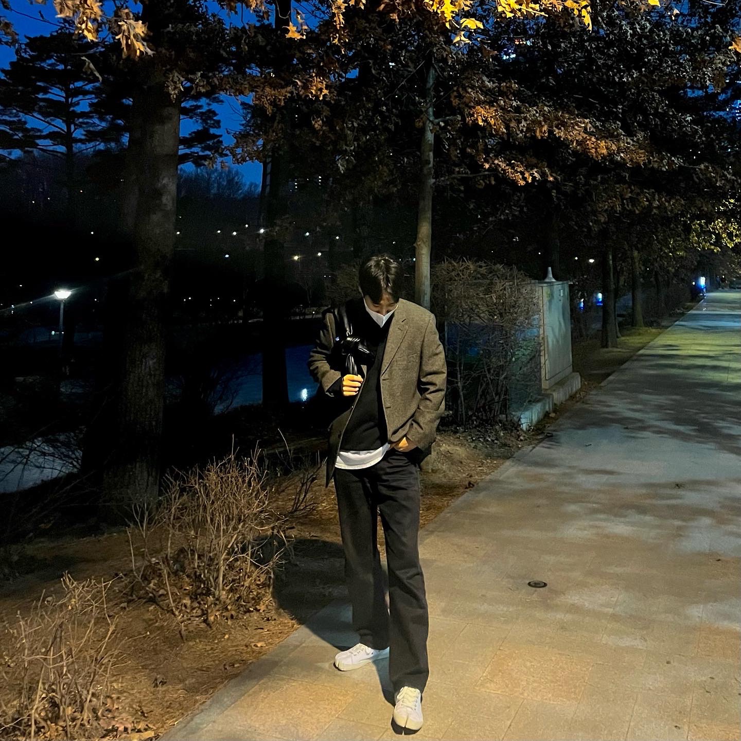 Ader Error x Zara Leather Shoulder Bag with Knot Black, Maison Margiela Tabi Paint Drop Sneakers White 착용 스타일