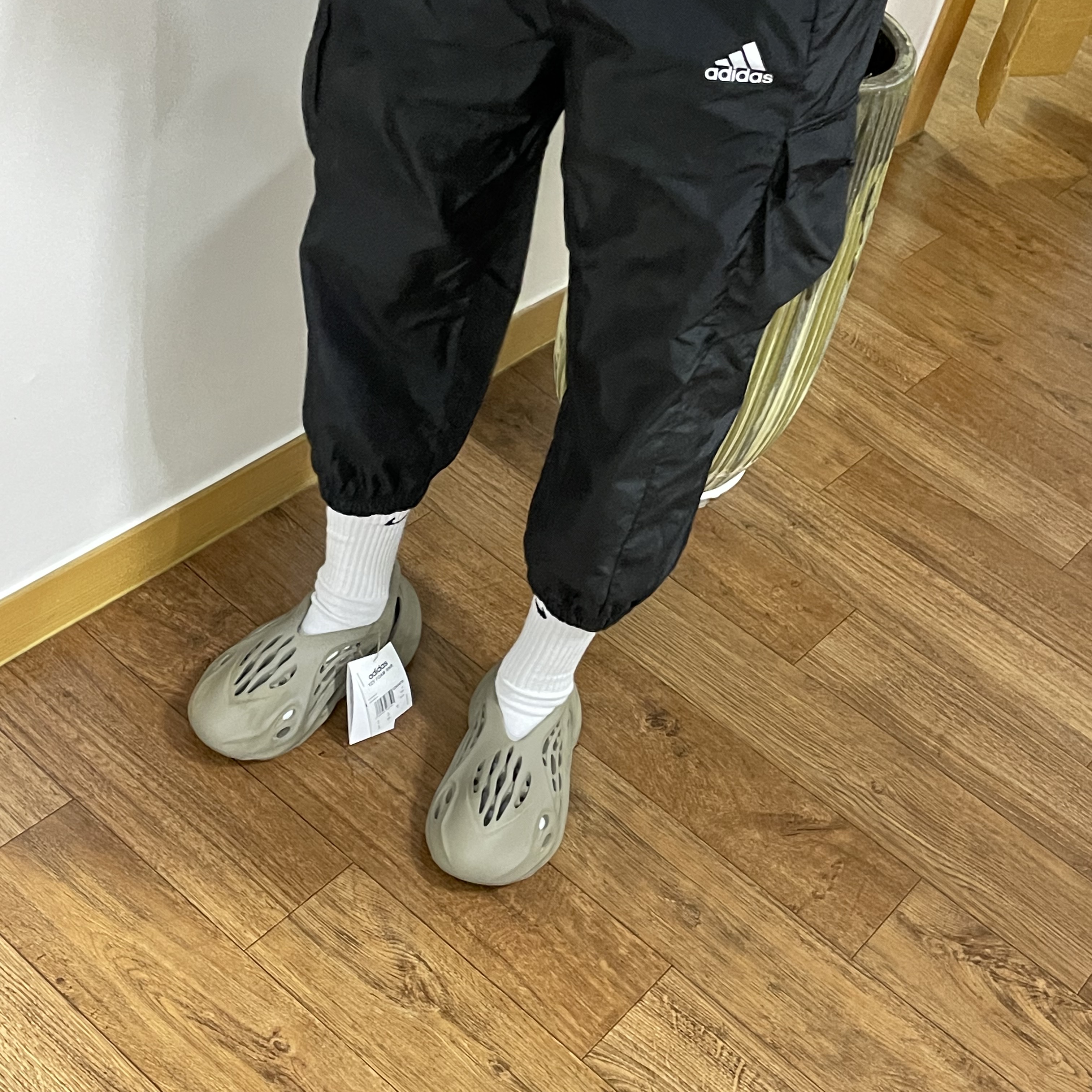 Adidas Yeezy Foam RNNR Stone Sage 착용 스타일 - 4