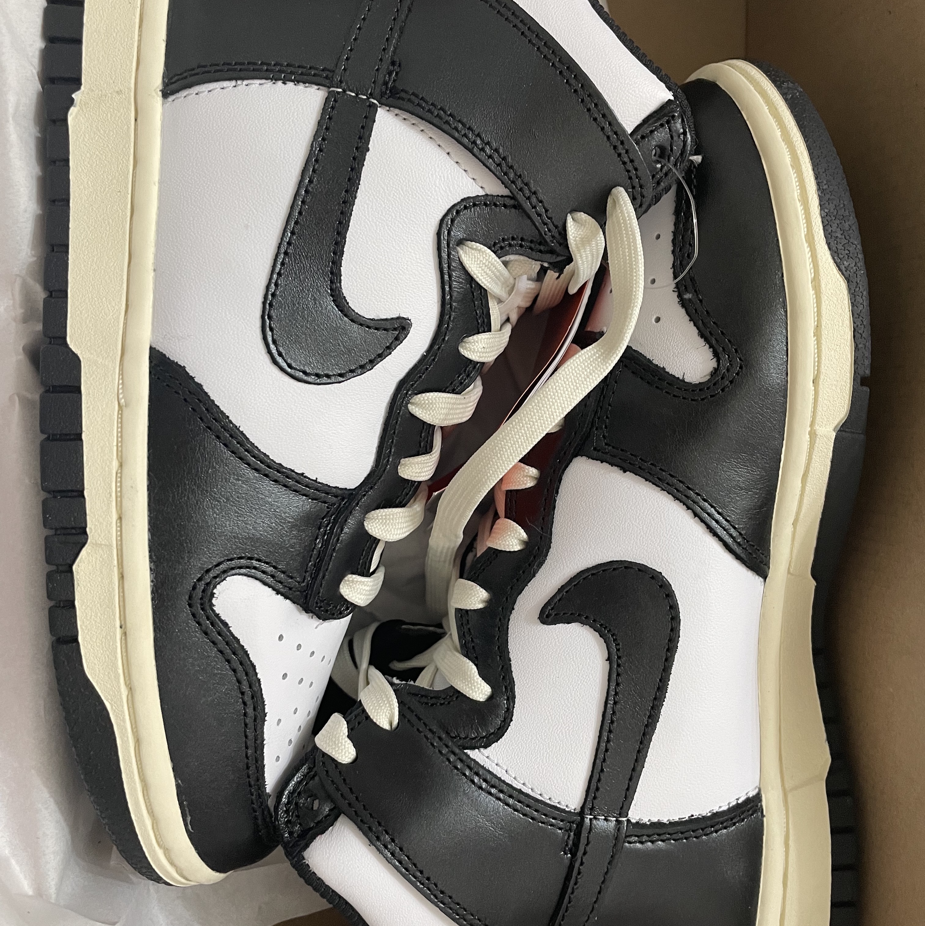 (W) Nike Dunk High Vintage Black 착용 스타일 - 1