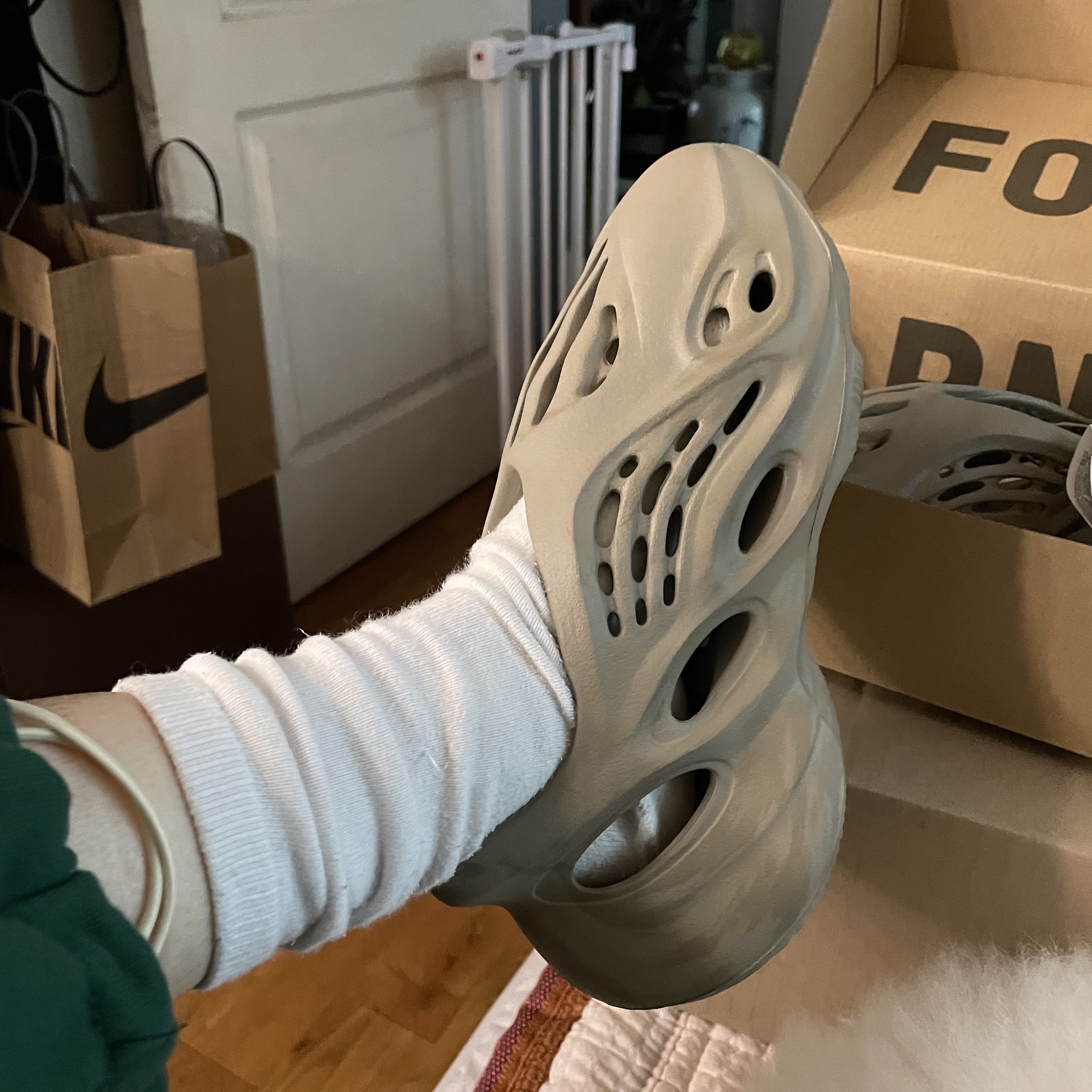 Adidas Yeezy Foam RNNR Stone Sage 착용 스타일 - 4