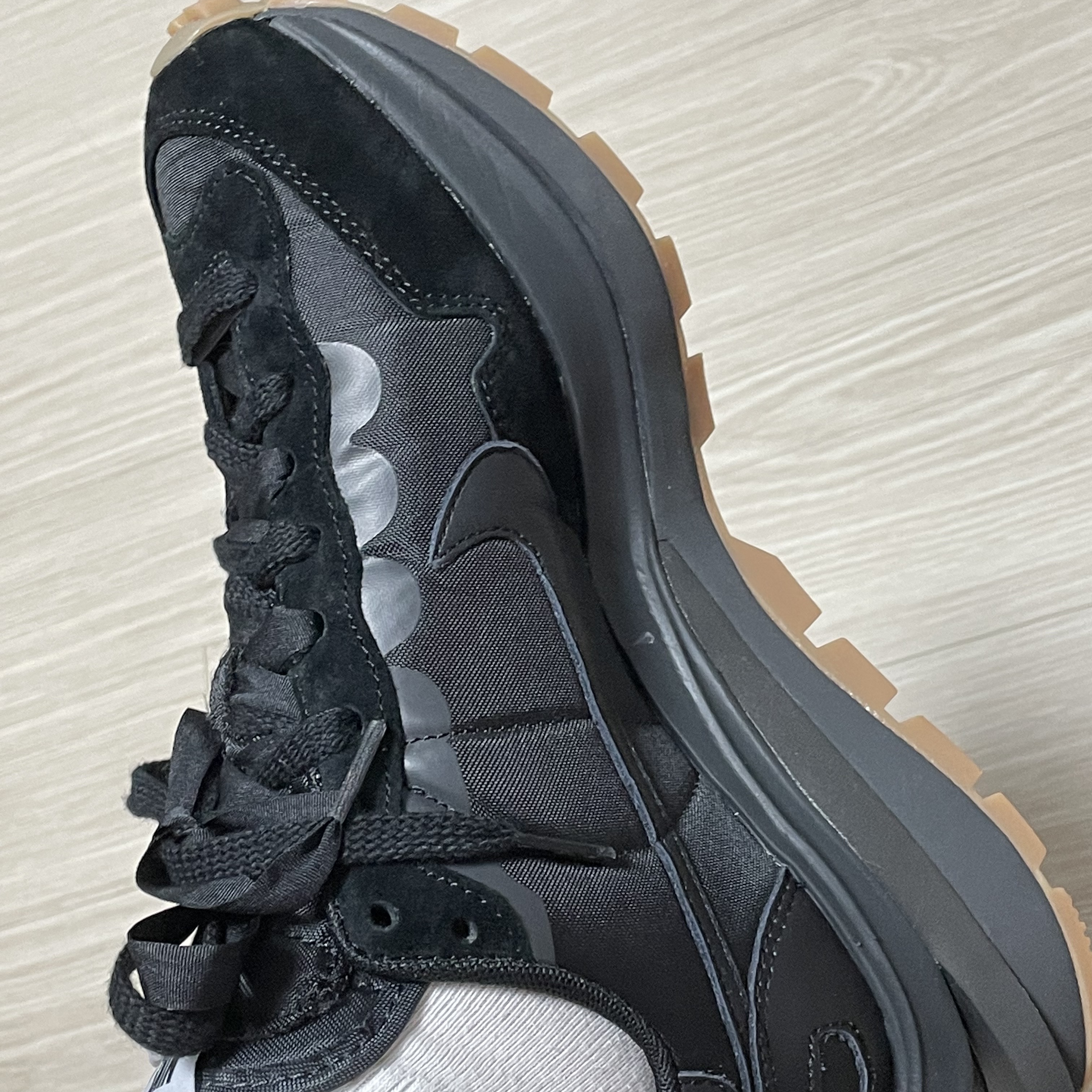 Nike x Sacai VaporWaffle Black and Gum 착용 스타일 - 3