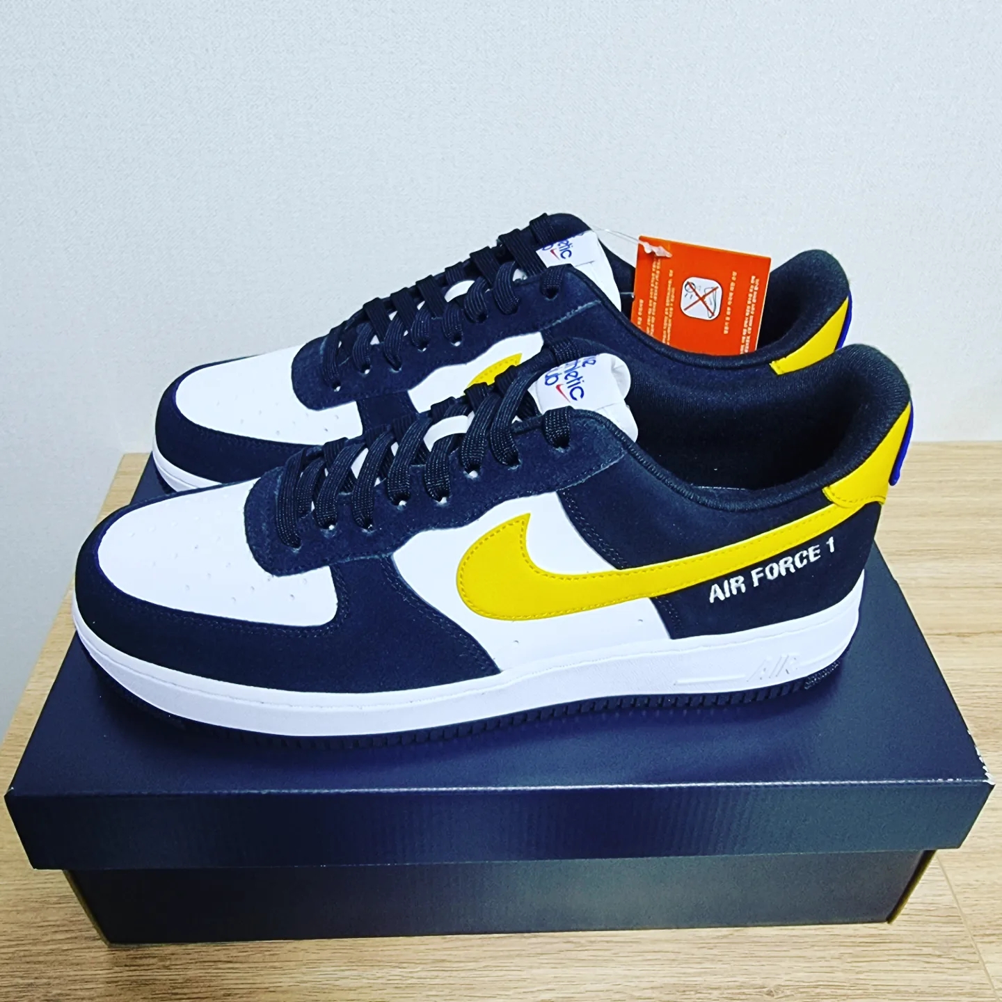 Nike Air Force 1 '07 LV8 Athletic Club Black Dark Sulfur 착용 스타일