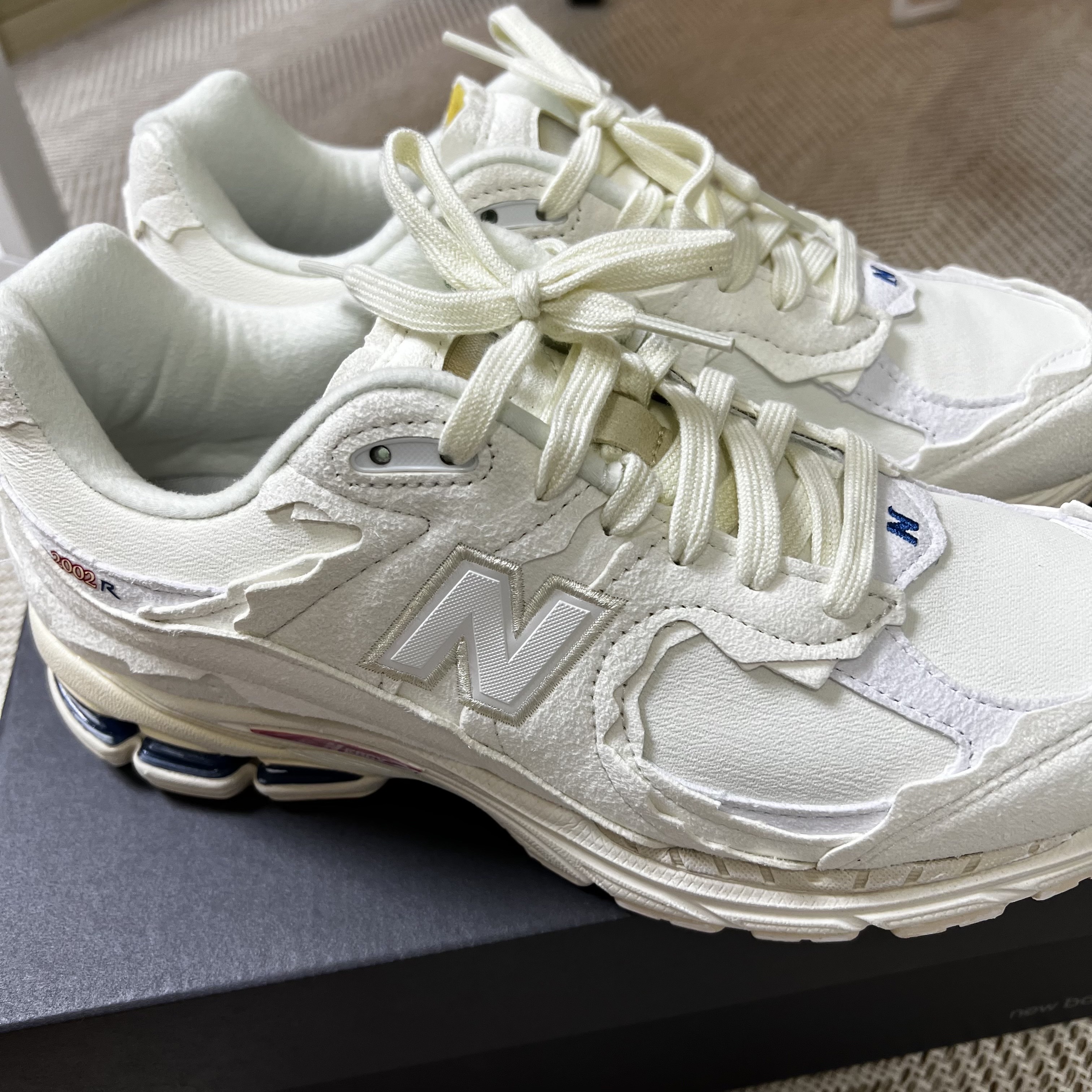 New Balance 2002R Protection Pack Sea Salt 착용 스타일