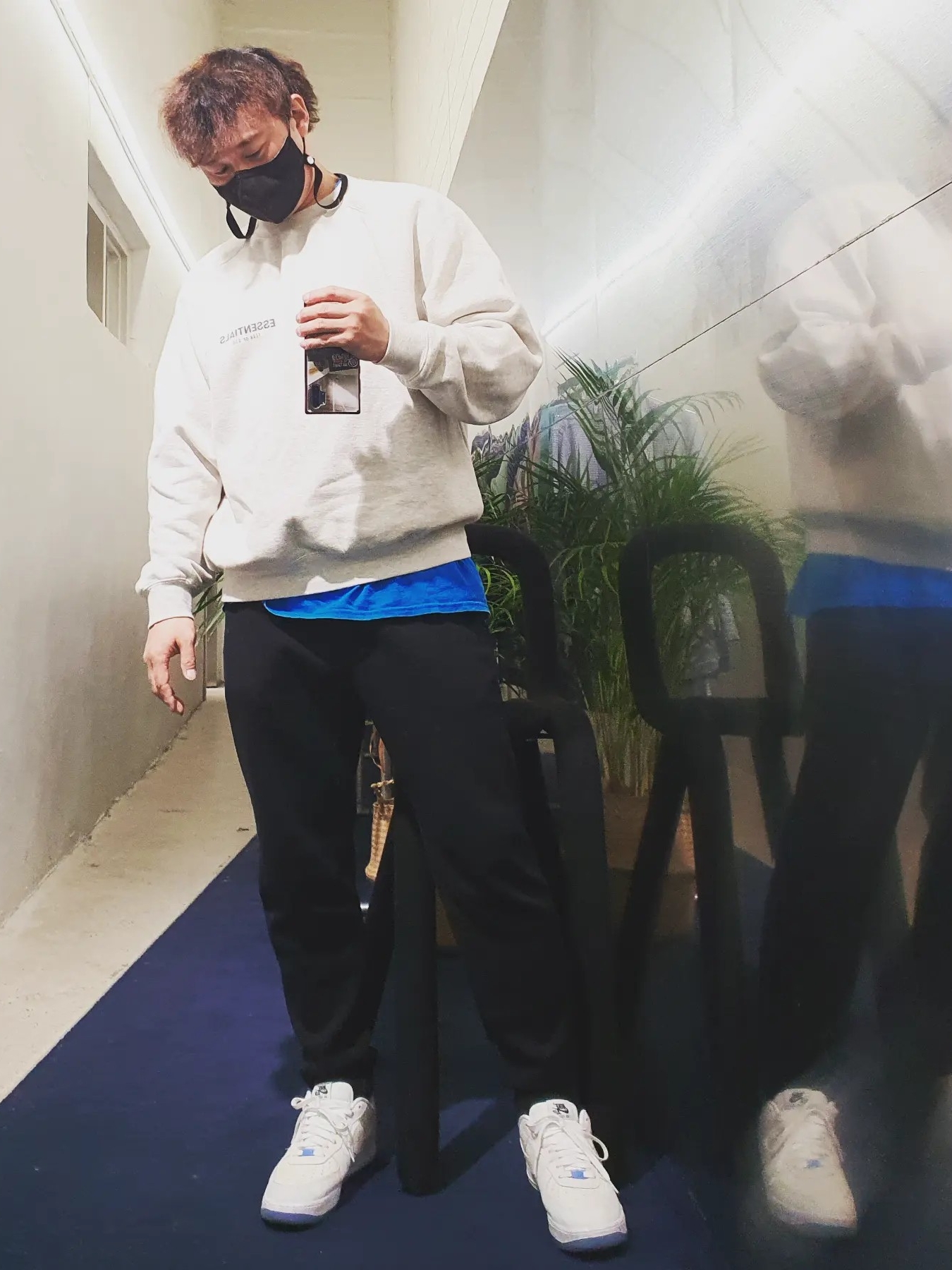 Essentials The Core Collection Pullover Crewneck Oatmeal, (W) Nike Air Force 1 '07 LX Photochromic 착용 스타일