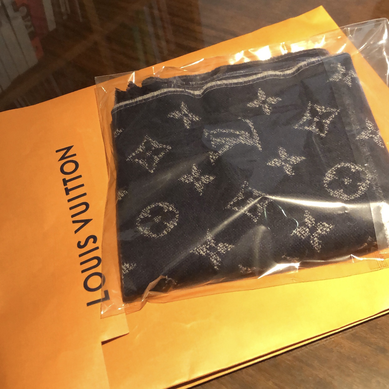 Louis Vuitton Monogram Vivienne Muffler Navy 착용 스타일