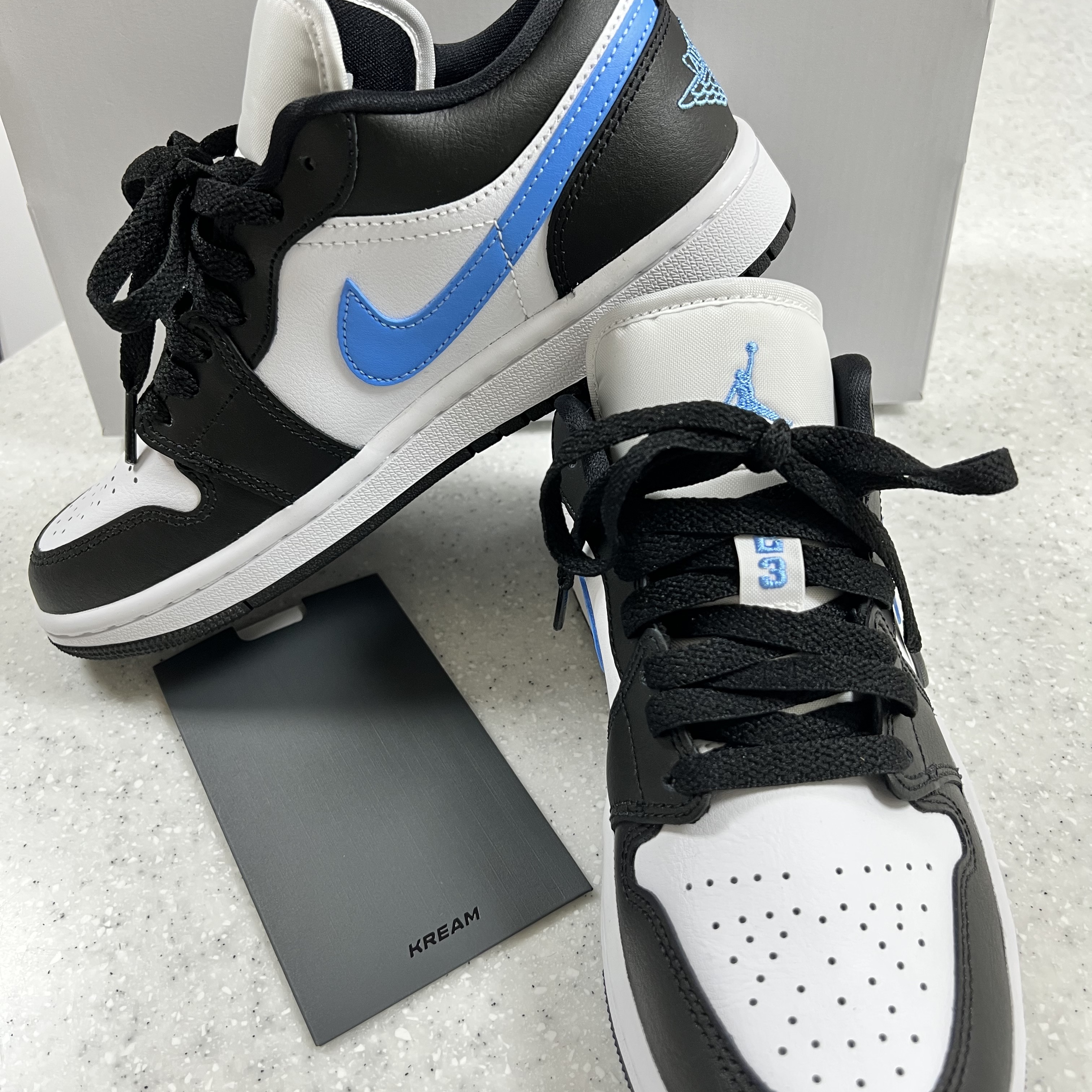 (W) Jordan 1 Low Black University Blue 착용 스타일 - 1