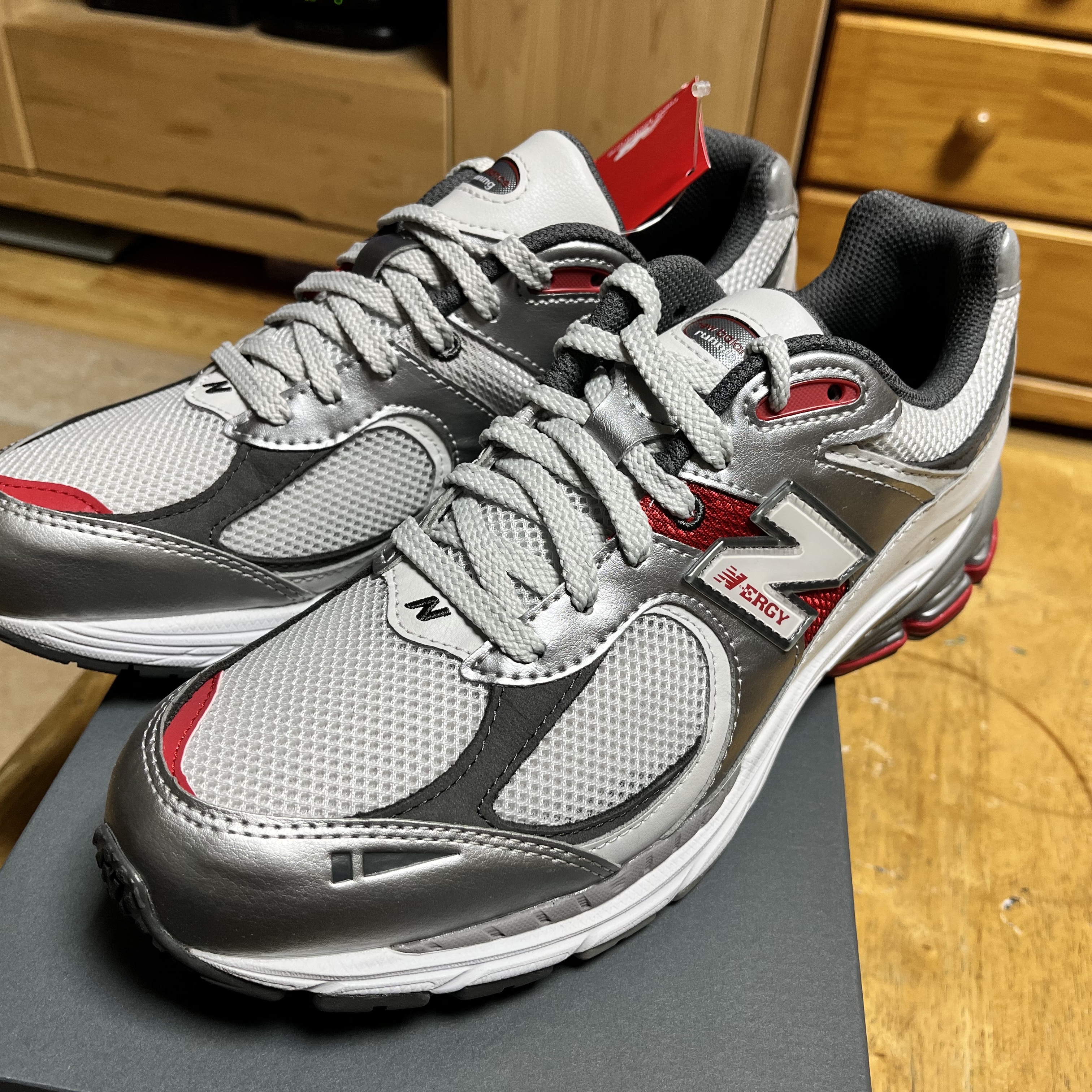 New Balance 2002R Silver Metallic 착용 스타일 - 3