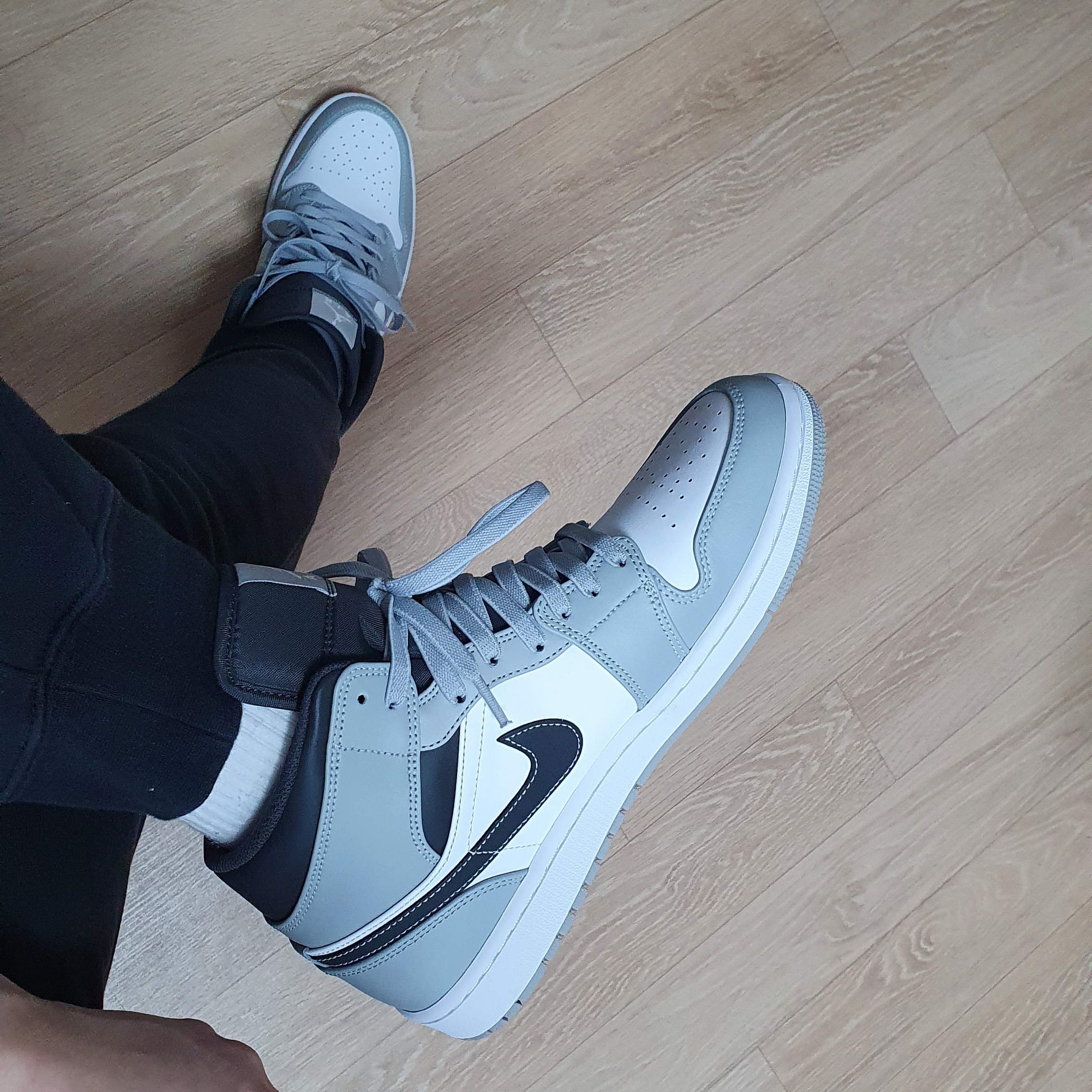Jordan 1 Mid Light Smoke Grey Anthracite 착용 스타일 - 2