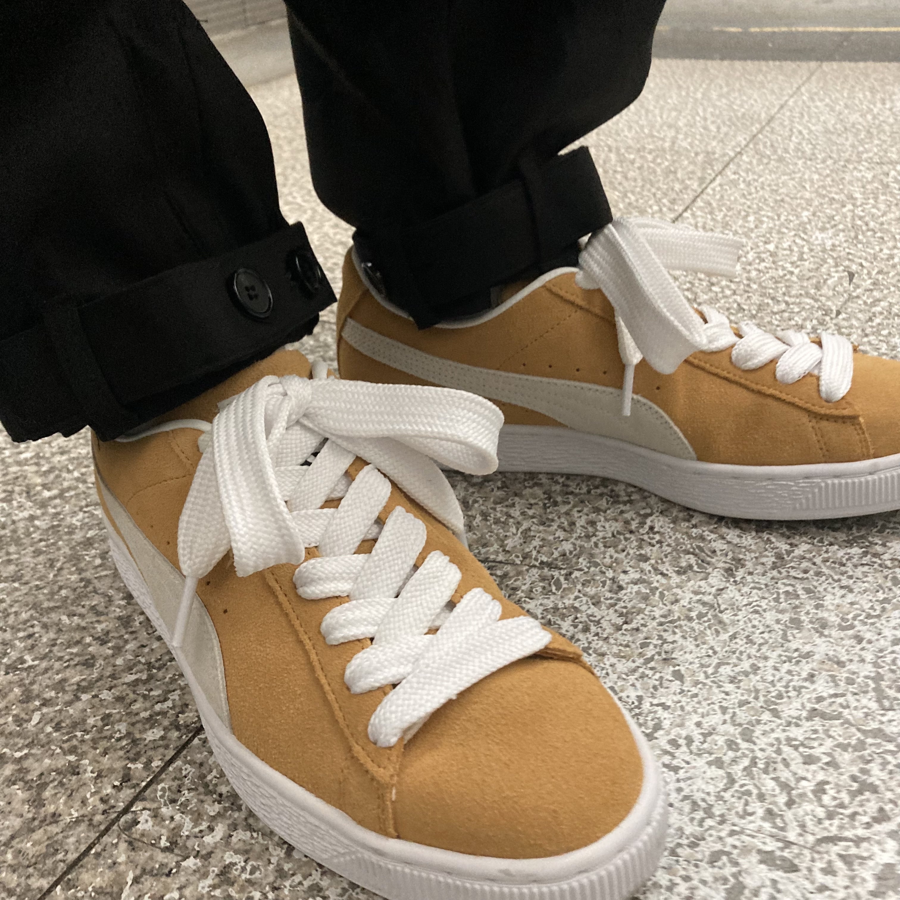 Puma Suede Classic XXI Mustard White 착용 스타일 - 2