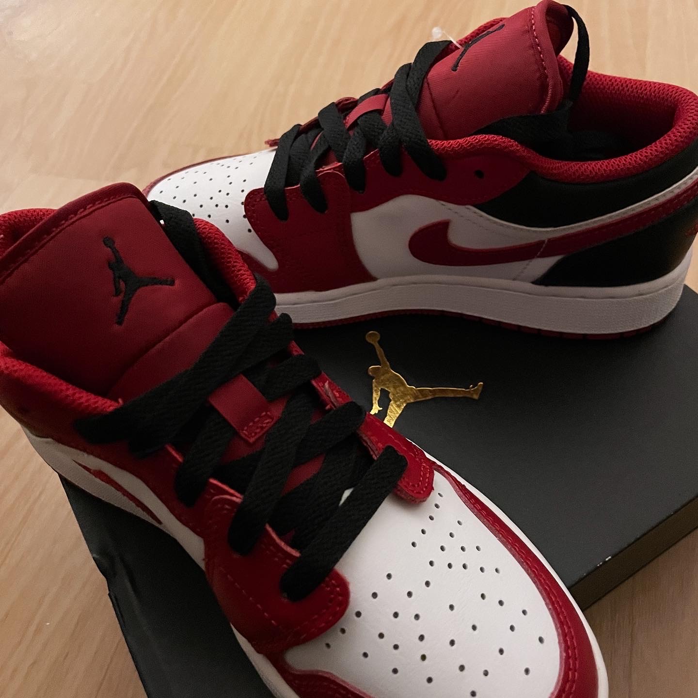 (GS) Jordan 1 Low White Gym Red Black 착용 스타일 - 2