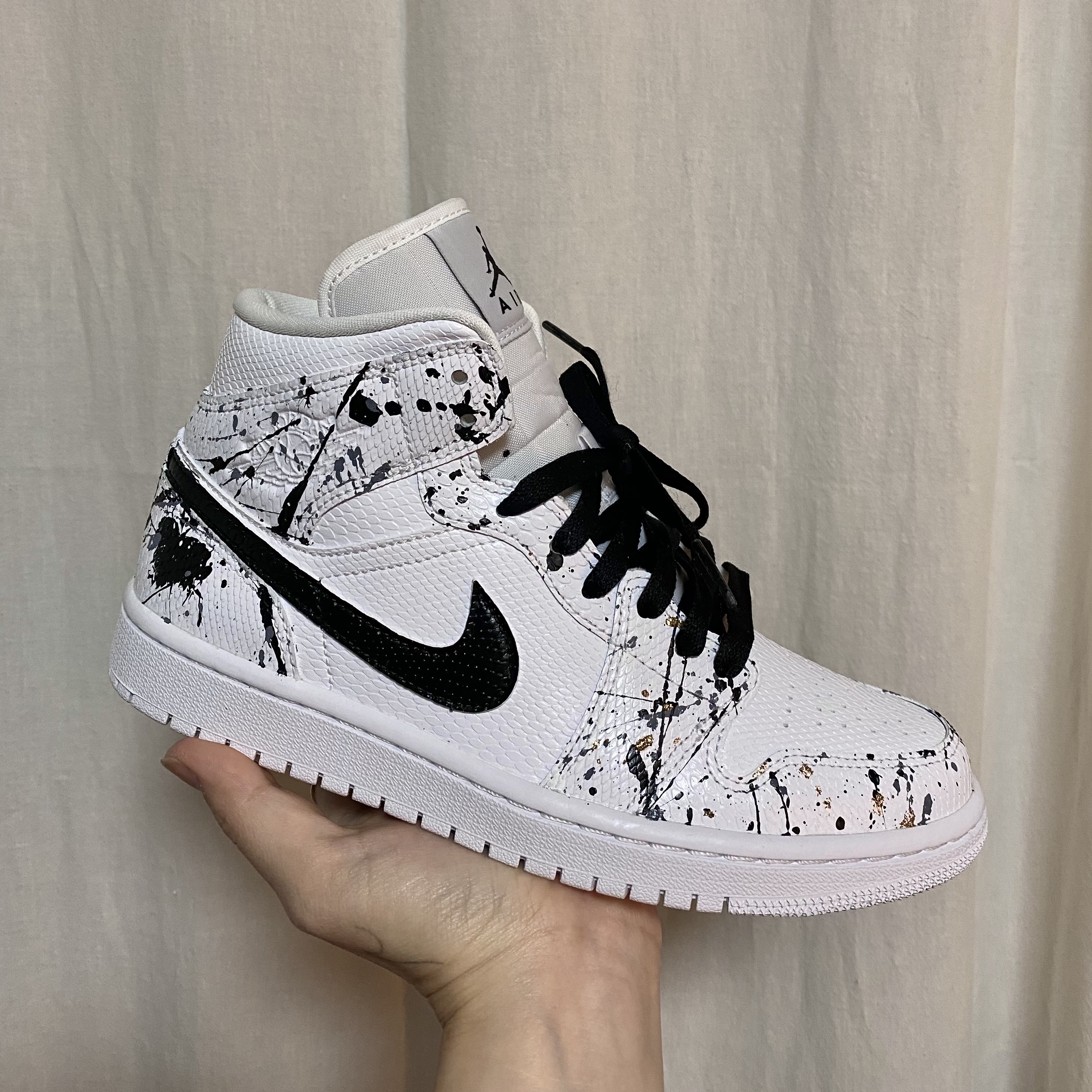 (W) Jordan 1 Mid White Snakeskin 착용 스타일 - 1