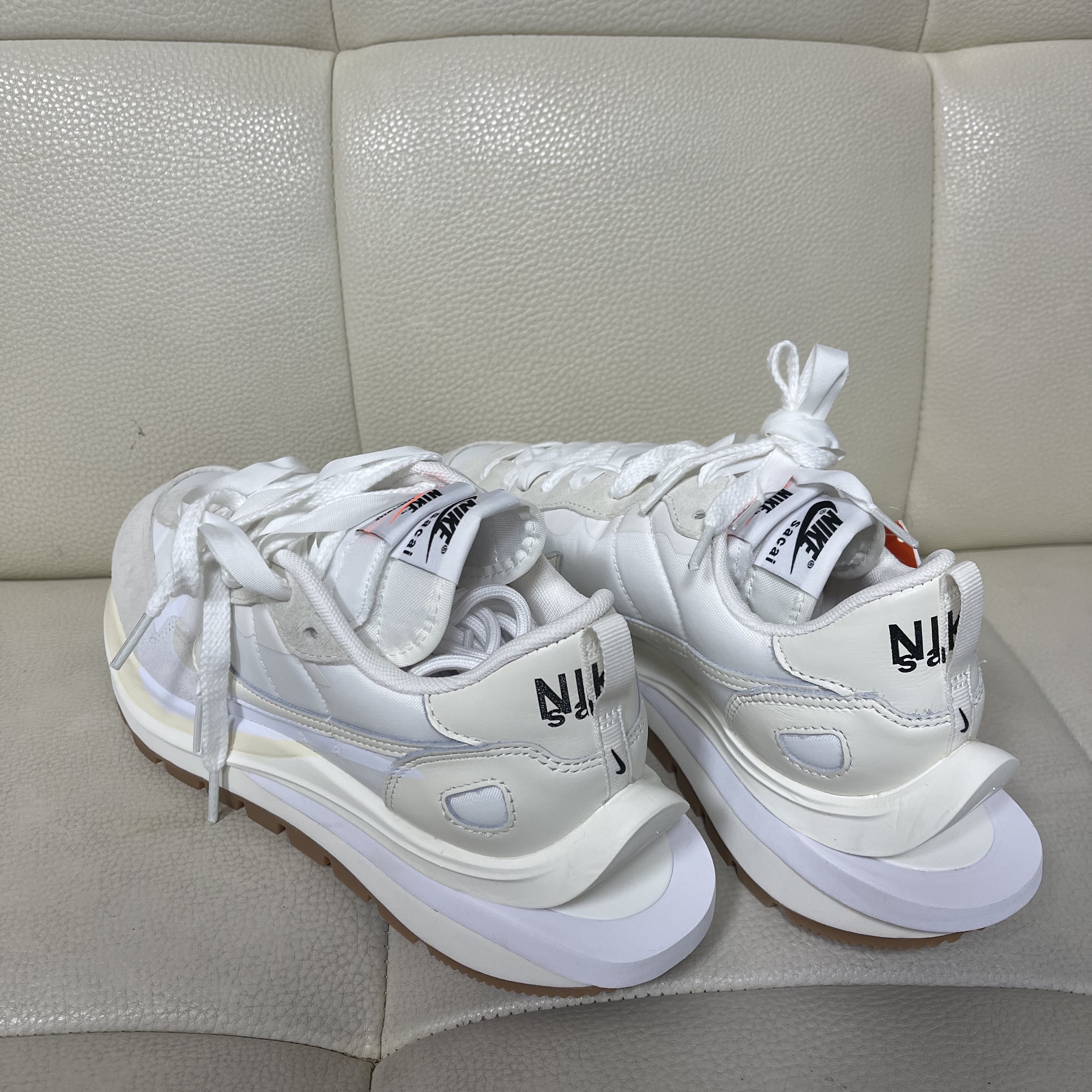 Nike x Sacai VaporWaffle White and Gum 착용 스타일 - 2