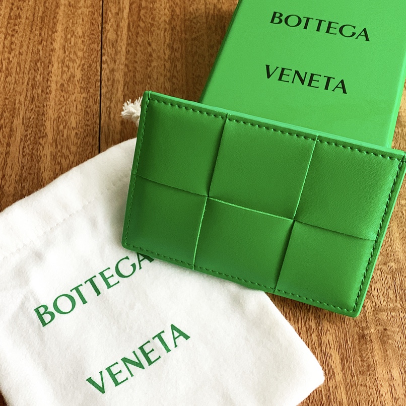 Bottega Veneta Credit Card Case Calfskin Parakeet 착용 스타일