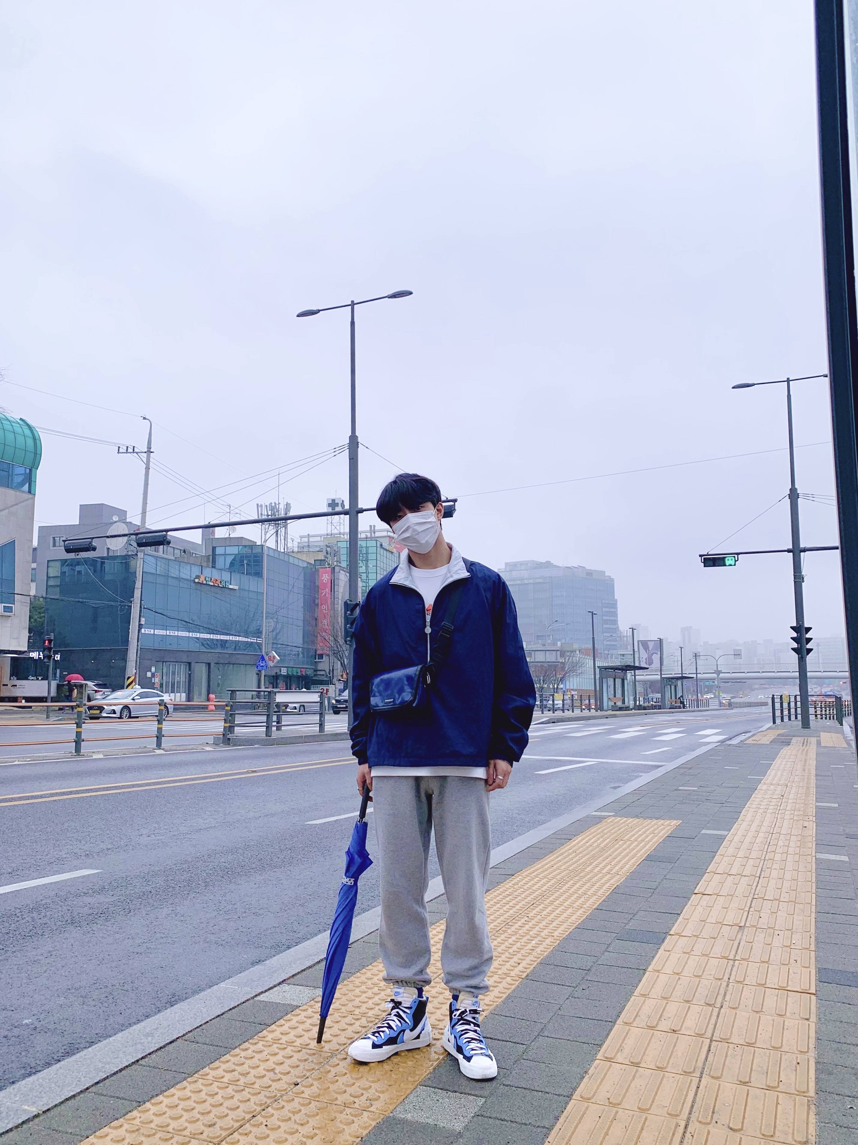 Nike x Sacai Blazer Mid White Black Legend Blue, Nike x Kim Jones Reversible Wind Breaker Navy - US/EU 착용 스타일 - 1