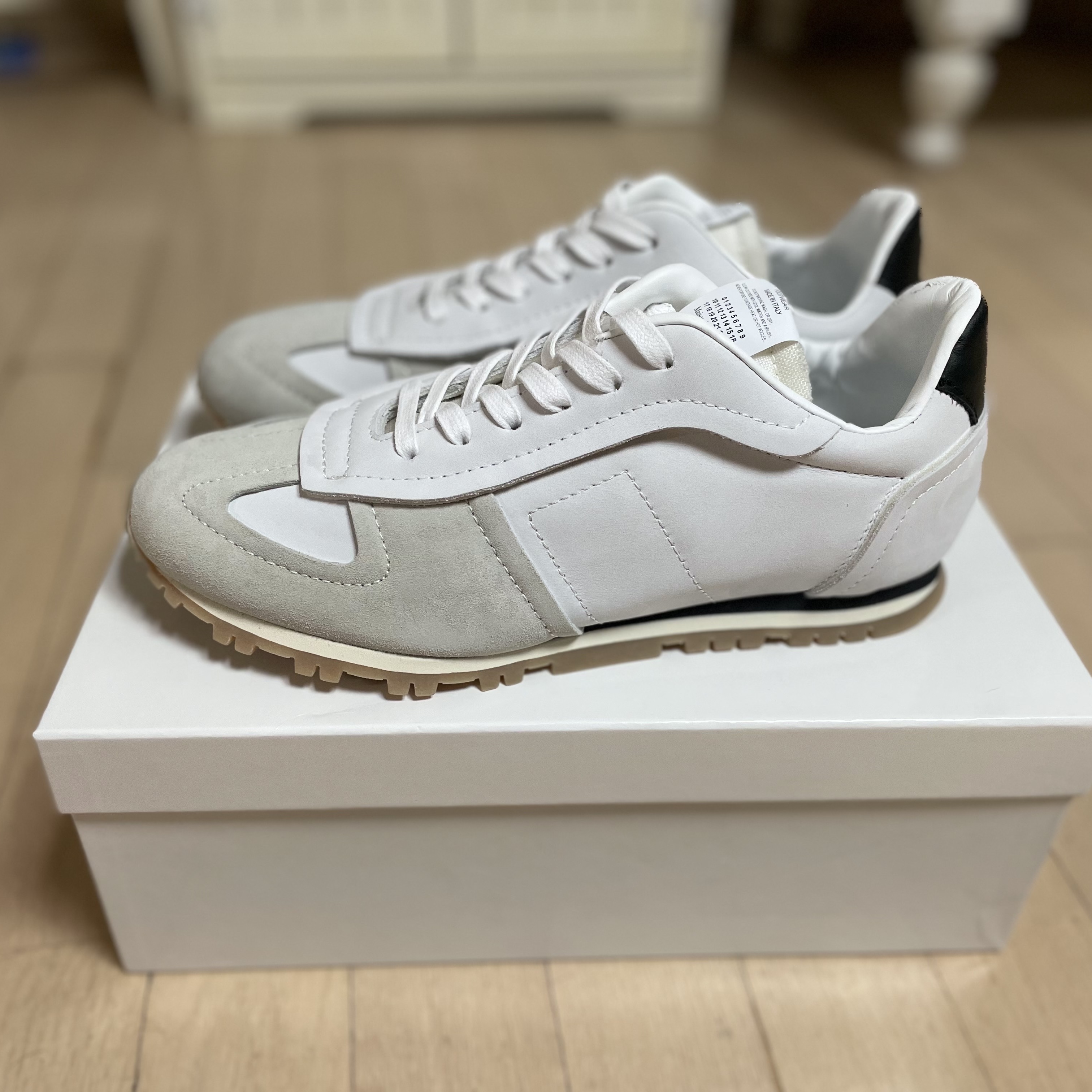 Maison Margiela Replica Runners White 착용 스타일 - 5
