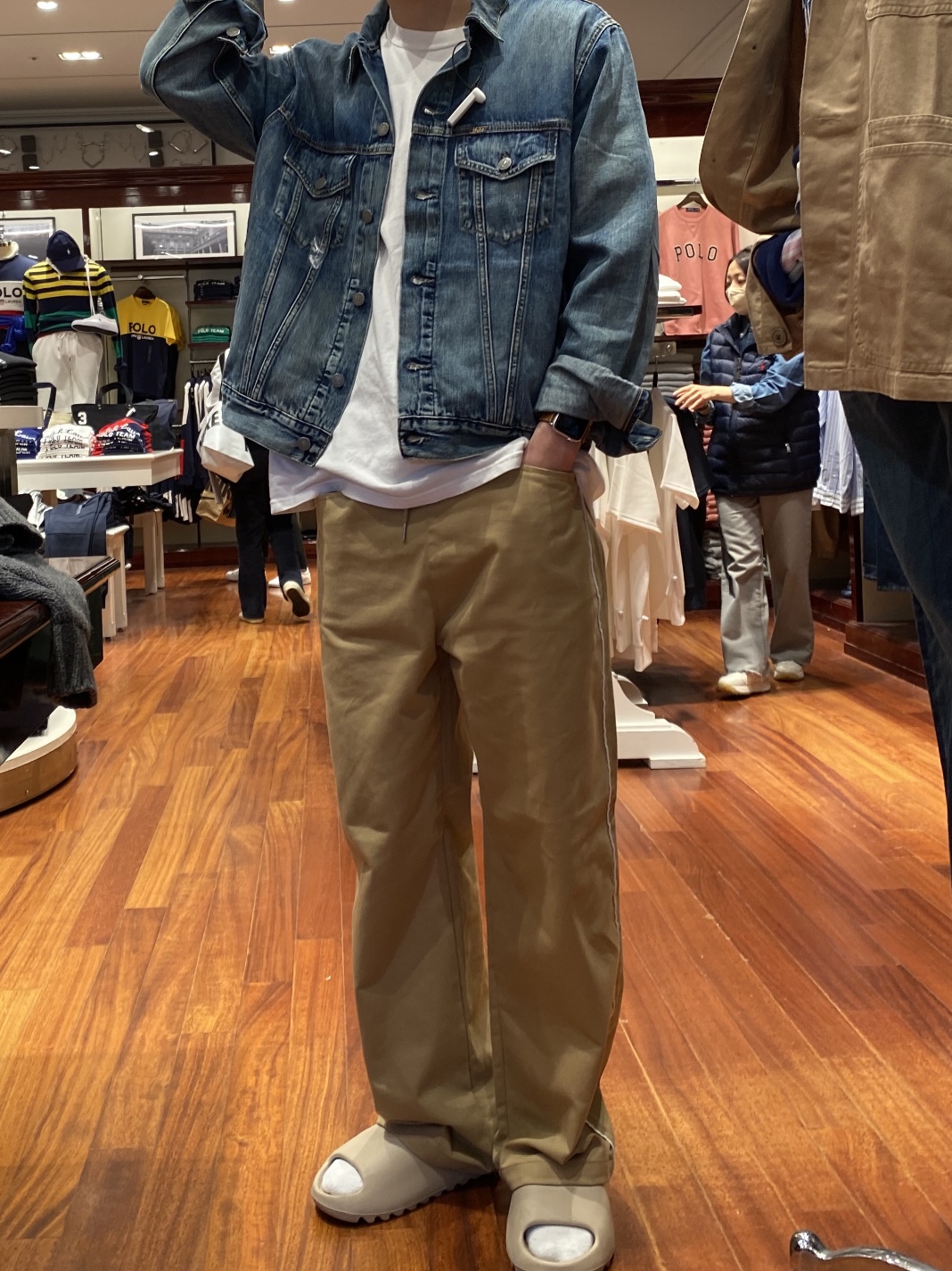 Adidas Yeezy Slide Pure - Re-Release Ver., Stussy Cosmos T-Shirt White 착용 스타일