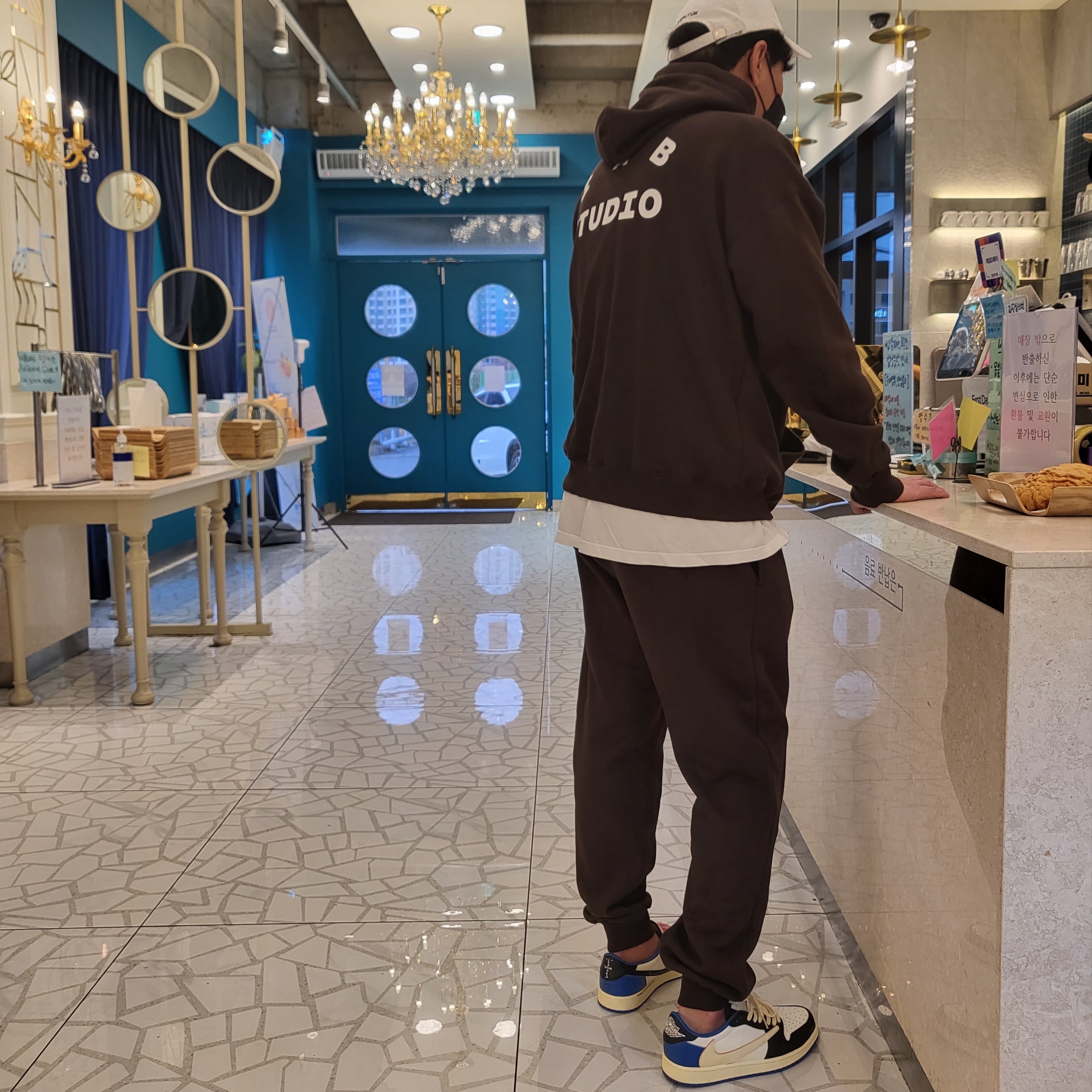IAB Studio Hoodie Brown, IAB Studio Sweatpants Brown 착용 스타일