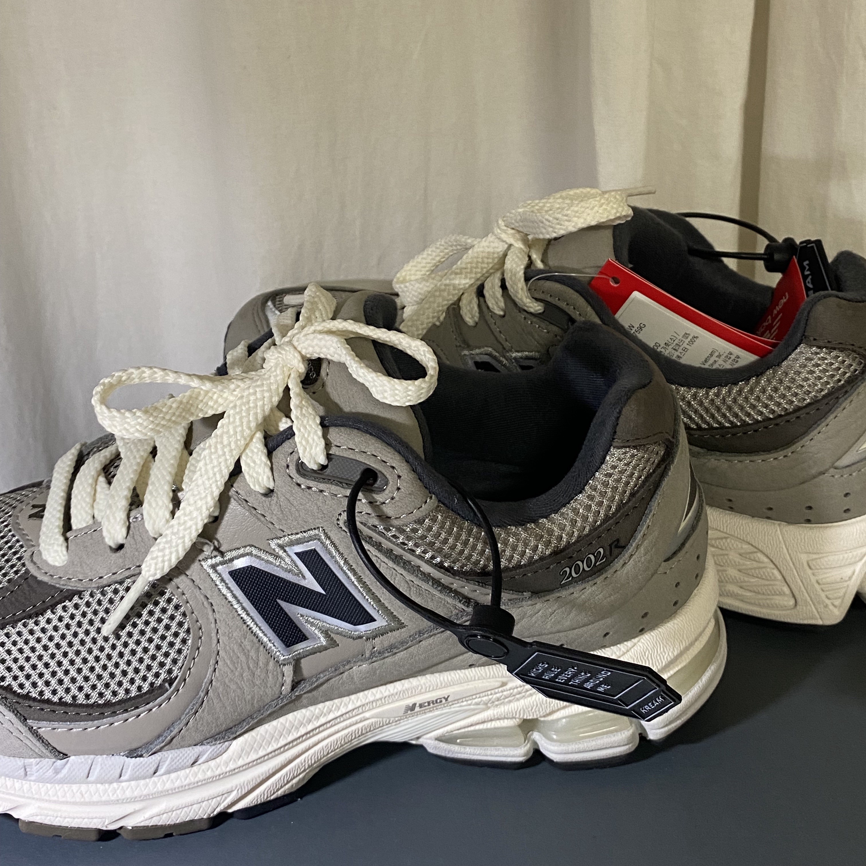 New Balance 2002 Warm Alpaca 착용 스타일