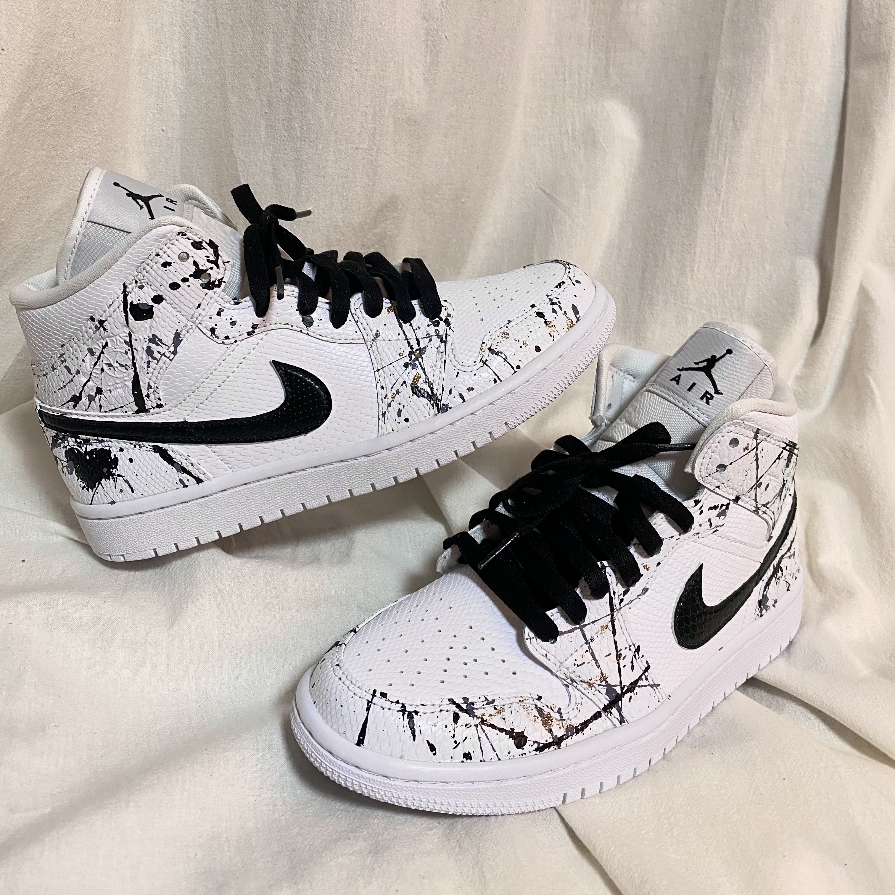 (W) Jordan 1 Mid White Snakeskin 착용 스타일 - 2