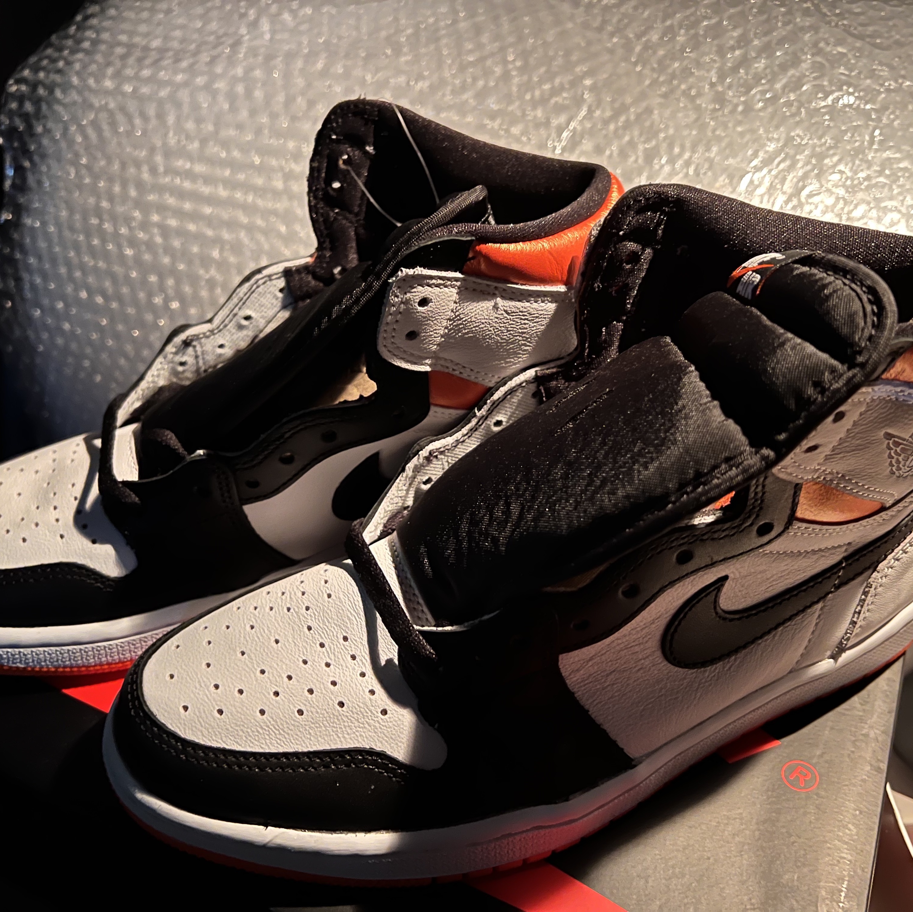 Jordan 1 Retro High OG Electro Orange 착용 스타일