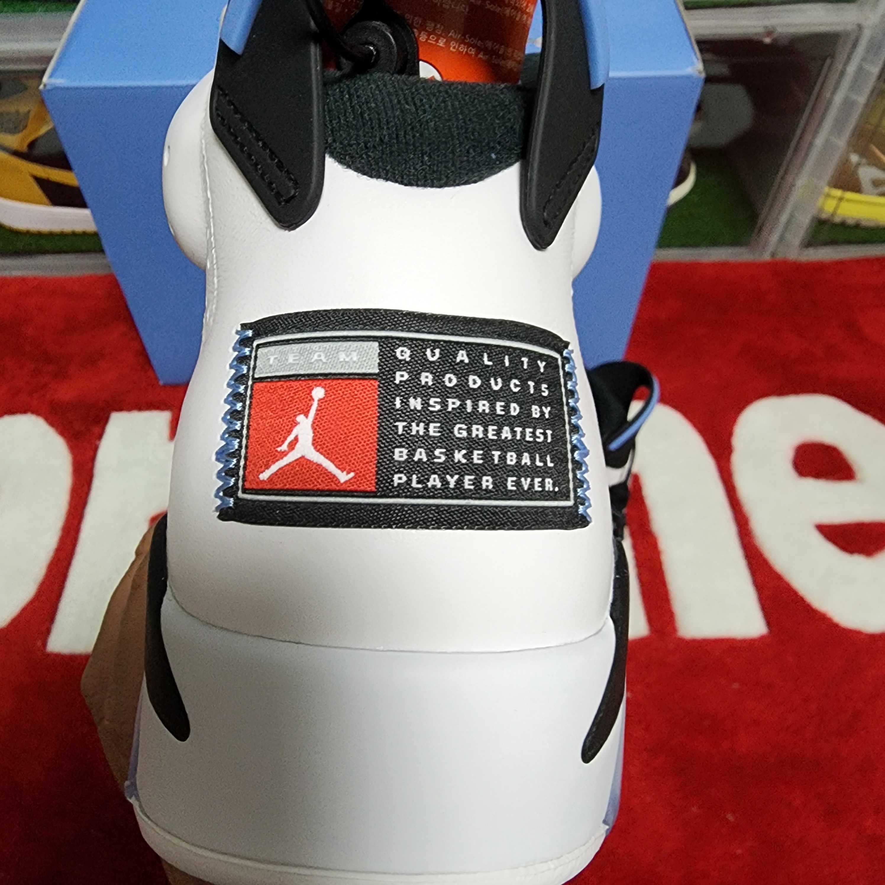 Jordan 6 Retro University Blue 착용 스타일 - 3