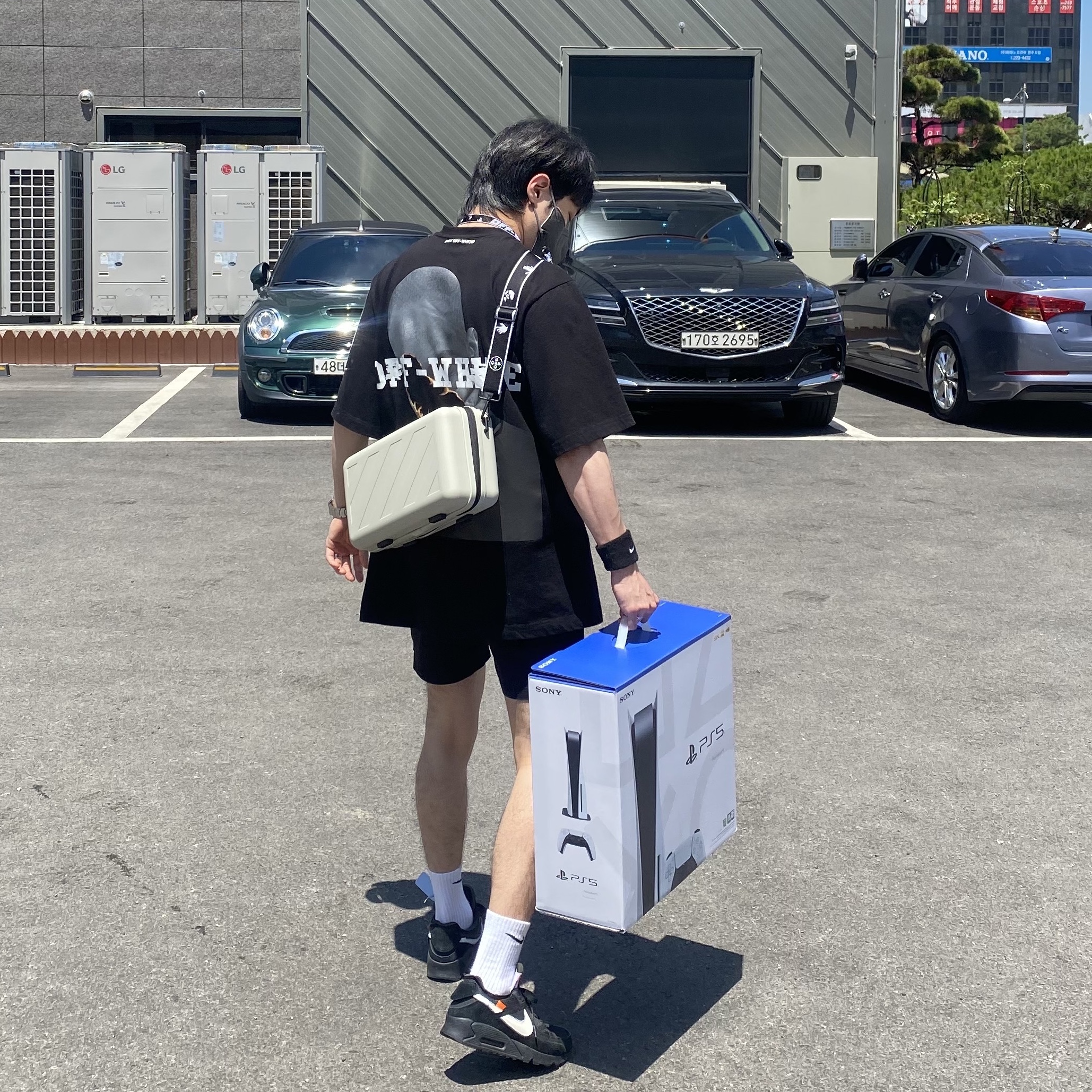 Off-White x Amore Pacific Protection Box (Without Cosmetics), Nike x Off-White Air Max 90 V2 Black White 착용 스타일