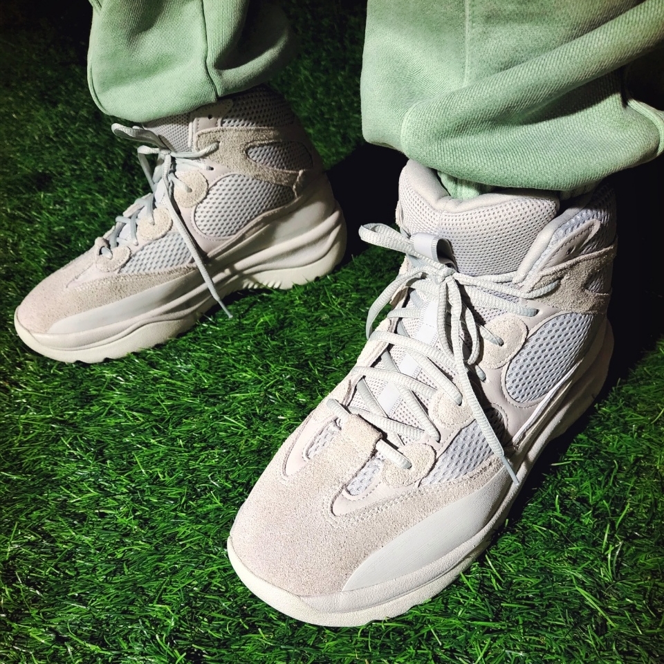 Adidas Yeezy Desert Boot Salt 착용 스타일 - 5