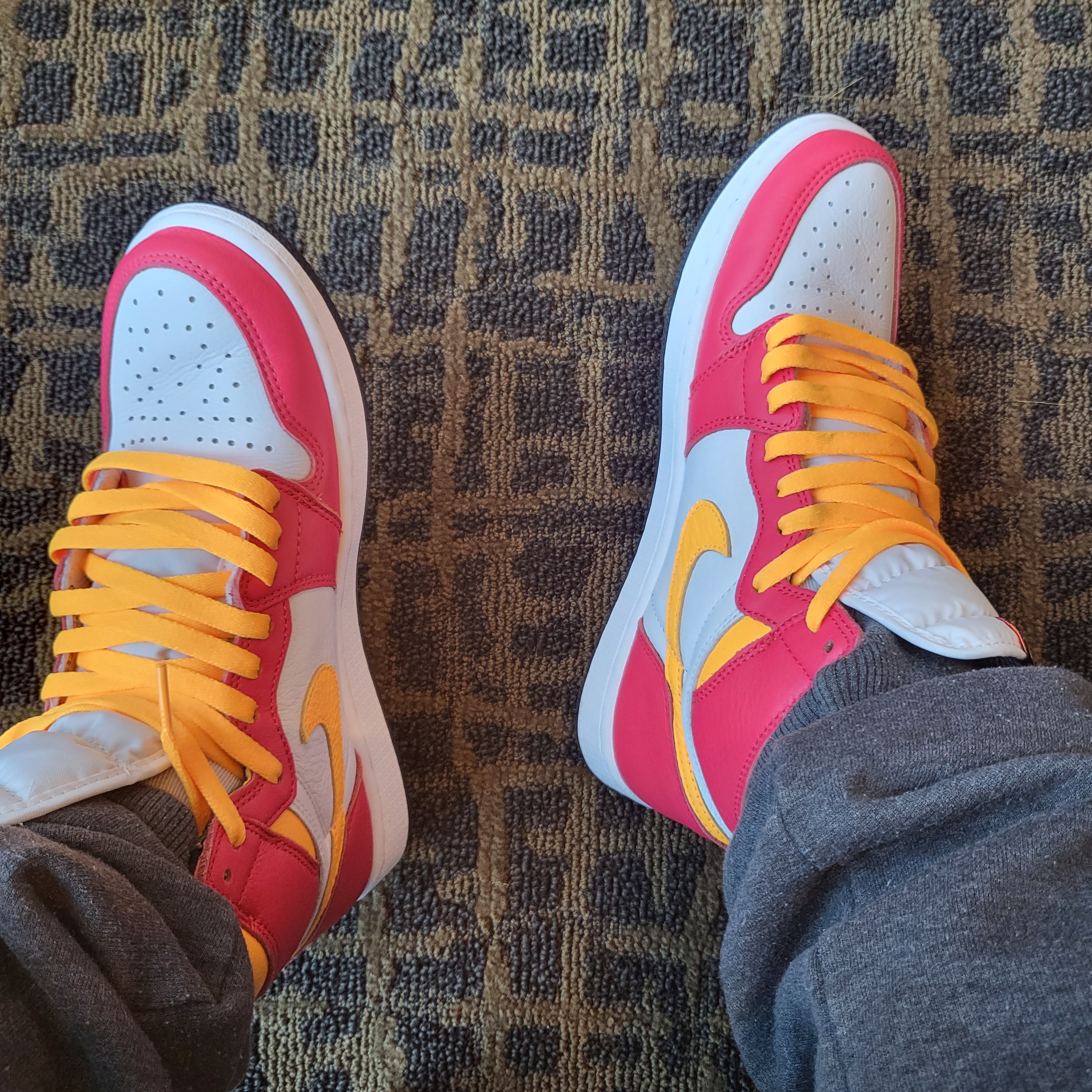 Jordan 1 Retro High OG Light Fusion Red 착용 스타일