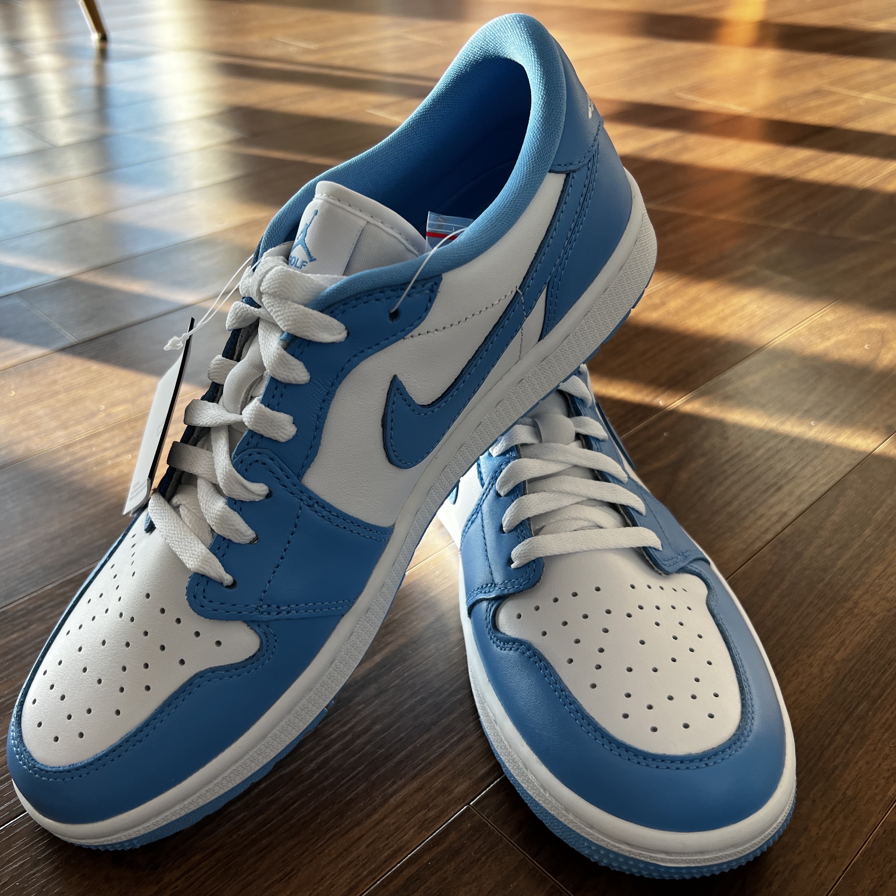 Jordan 1 Low Golf White and University Blue 착용 스타일